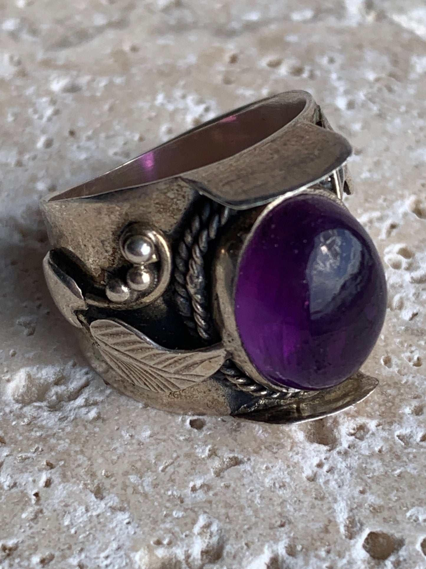Superbe bague en améthyste avec métal gravé y compris sur l'anneau, montée Argent 0.925. Superbe pierre, très belle réalisation ! Taille de 57 fr !
