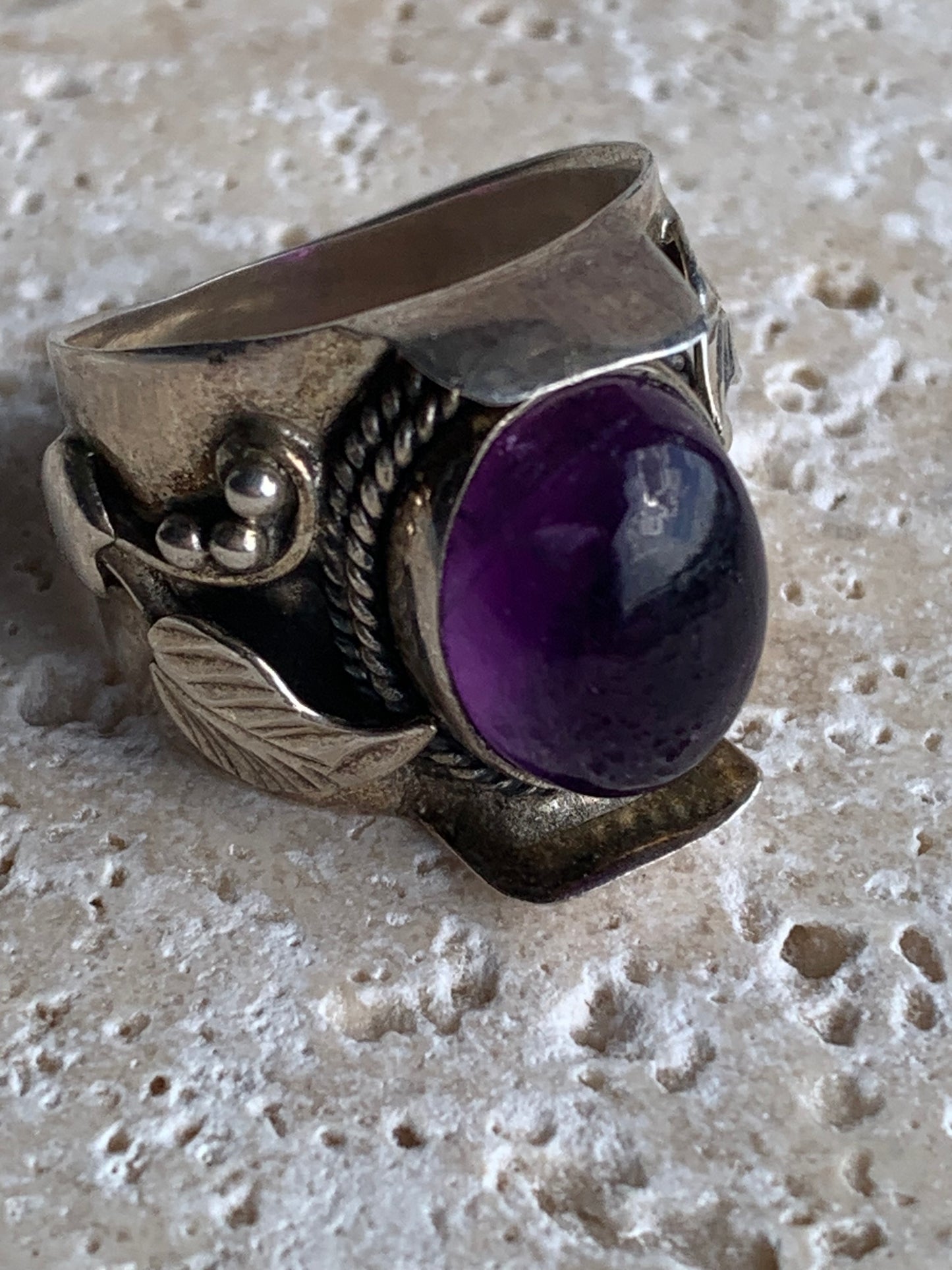 Superbe bague en améthyste avec métal gravé y compris sur l'anneau, montée Argent 0.925. Superbe pierre, très belle réalisation ! Taille de 57 fr !
