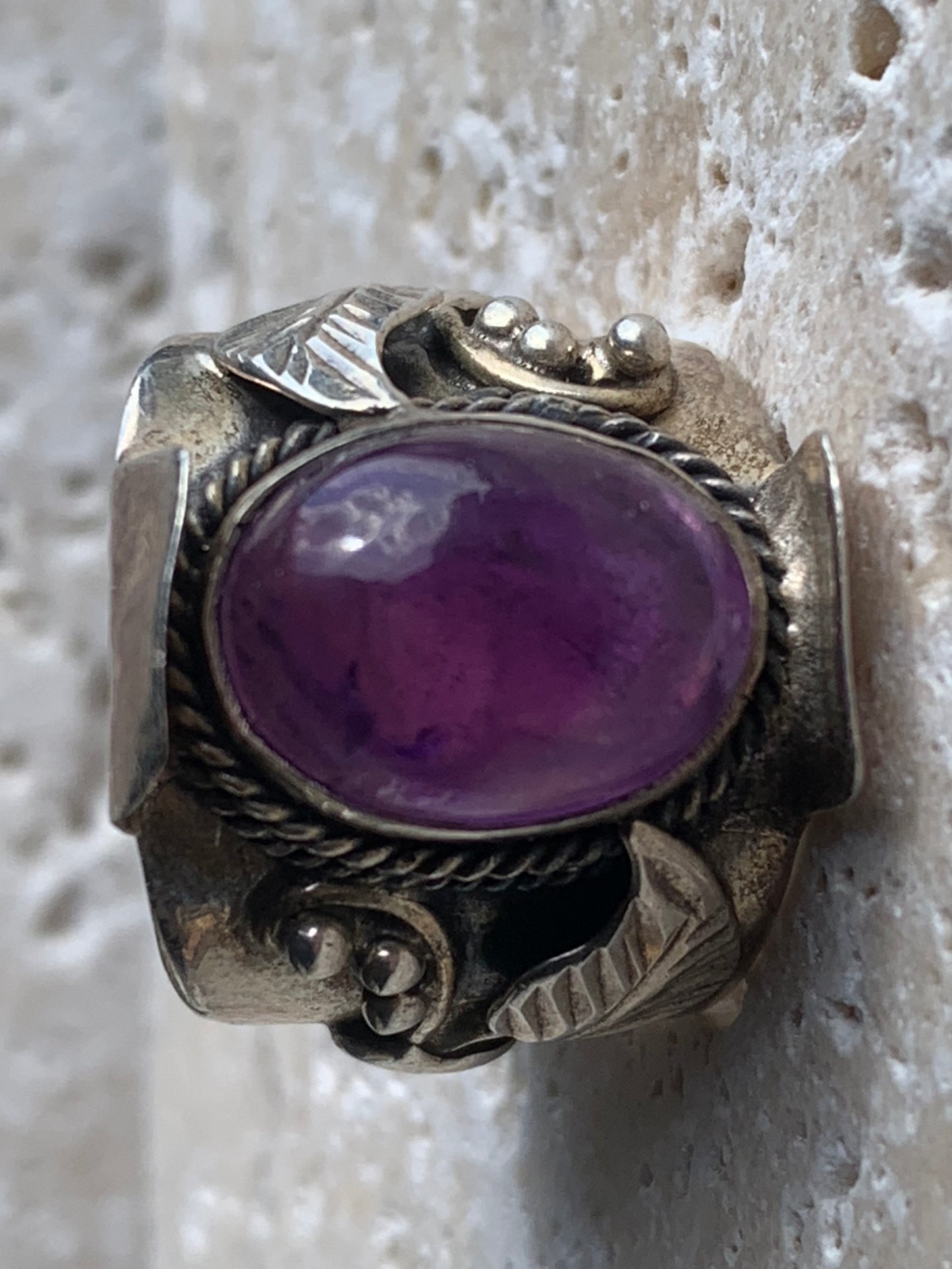 Superbe bague en améthyste avec métal gravé y compris sur l'anneau, montée Argent 0.925. Superbe pierre, très belle réalisation ! Taille de 57 fr !