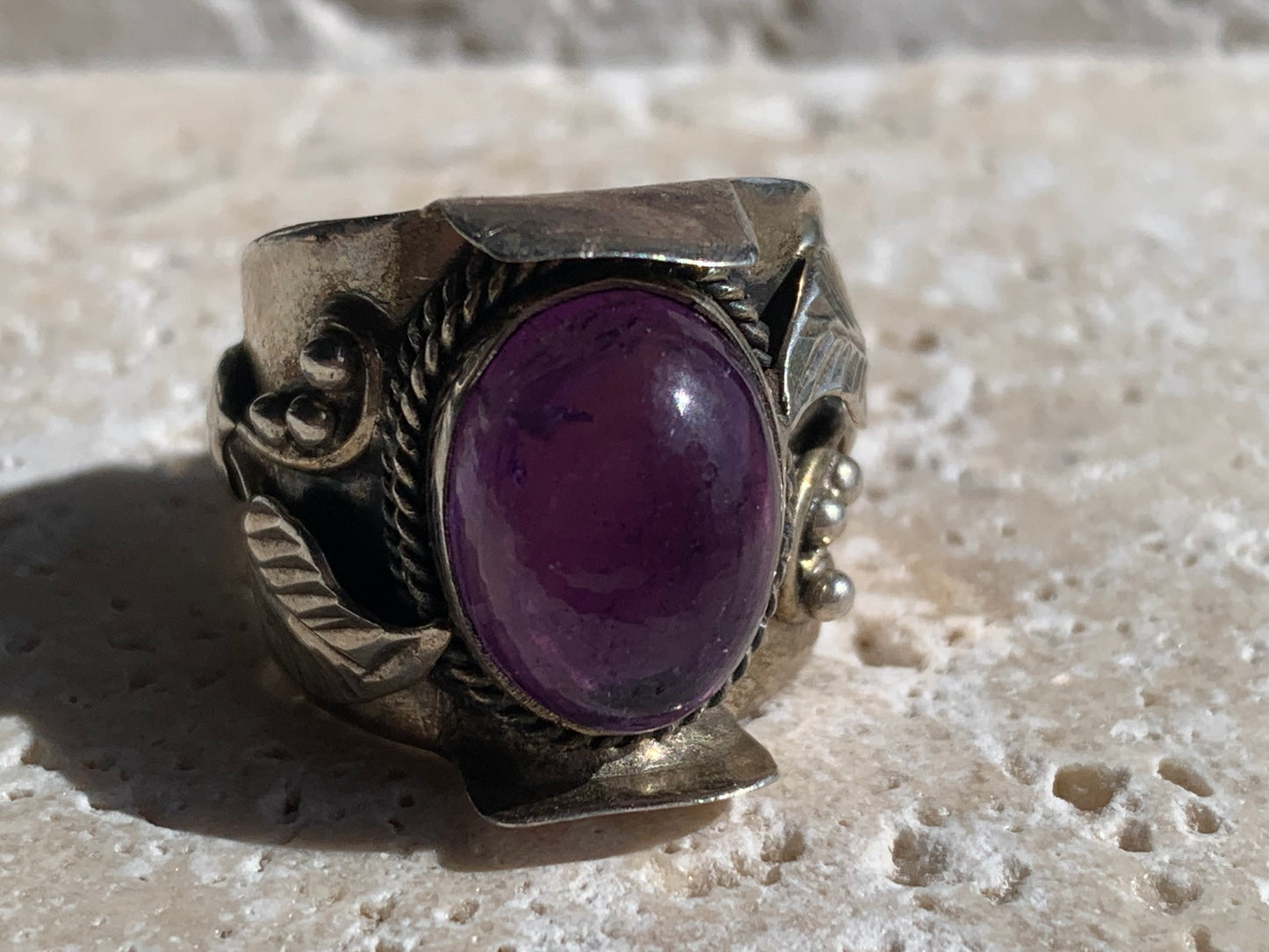 Superbe bague en améthyste avec métal gravé y compris sur l'anneau, montée Argent 0.925. Superbe pierre, très belle réalisation ! Taille de 57 fr !