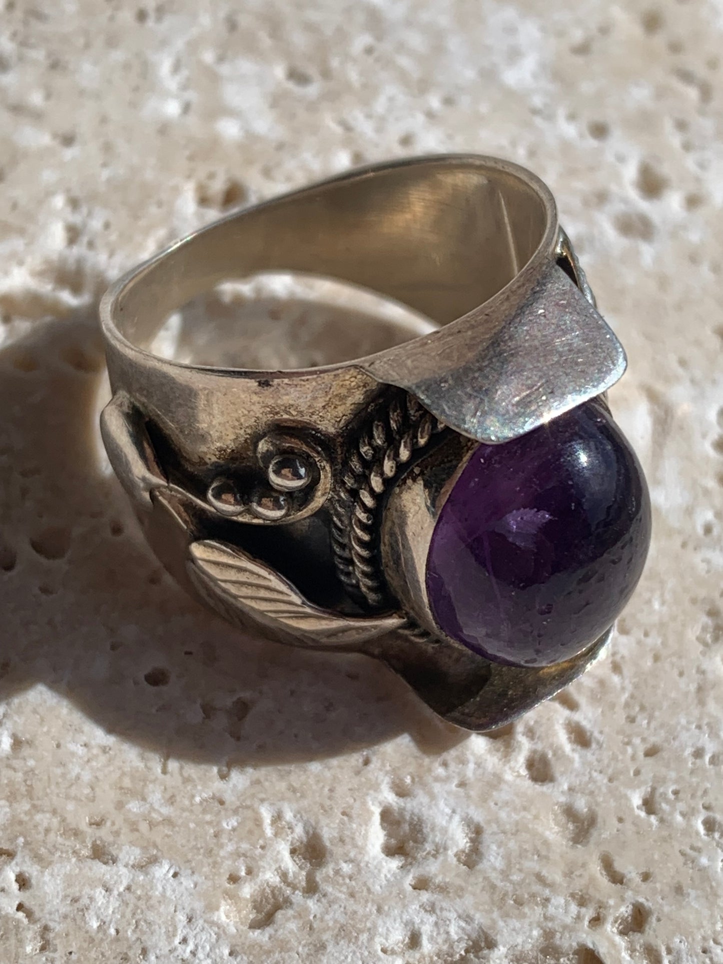 Superbe bague en améthyste avec métal gravé y compris sur l'anneau, montée Argent 0.925. Superbe pierre, très belle réalisation ! Taille de 57 fr !
