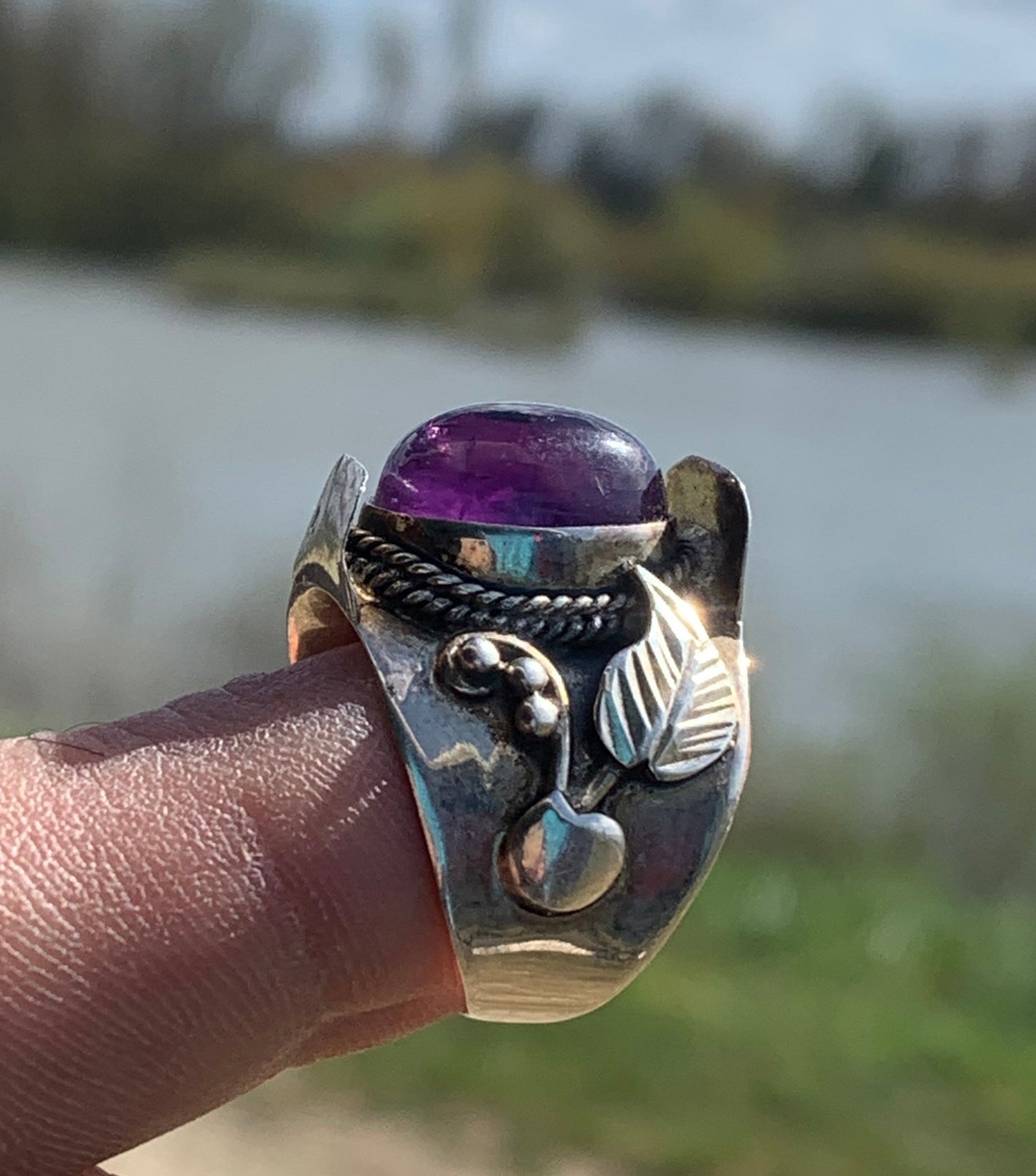 Superbe bague en améthyste avec métal gravé y compris sur l'anneau, montée Argent 0.925. Superbe pierre, très belle réalisation ! Taille de 57 fr !