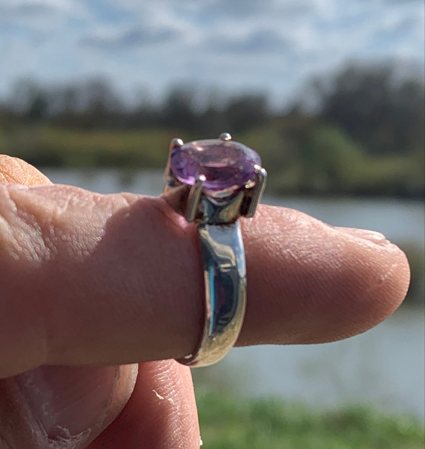 Superbe bague en Améthyste à facettes, sur monture en métal Argent 0.925, Taille 56. Superbe pierre, très belle réalisation !