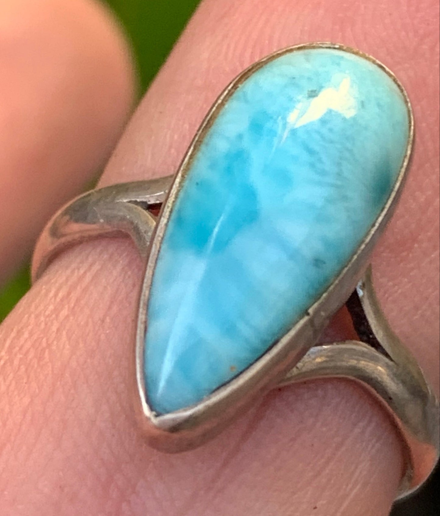 Très jolie bague en Larimar, montée Argent 0.925. Superbe pierre au bleu qui rappelle l'océan ! Très belle réalisation ! Taille 56 Fr