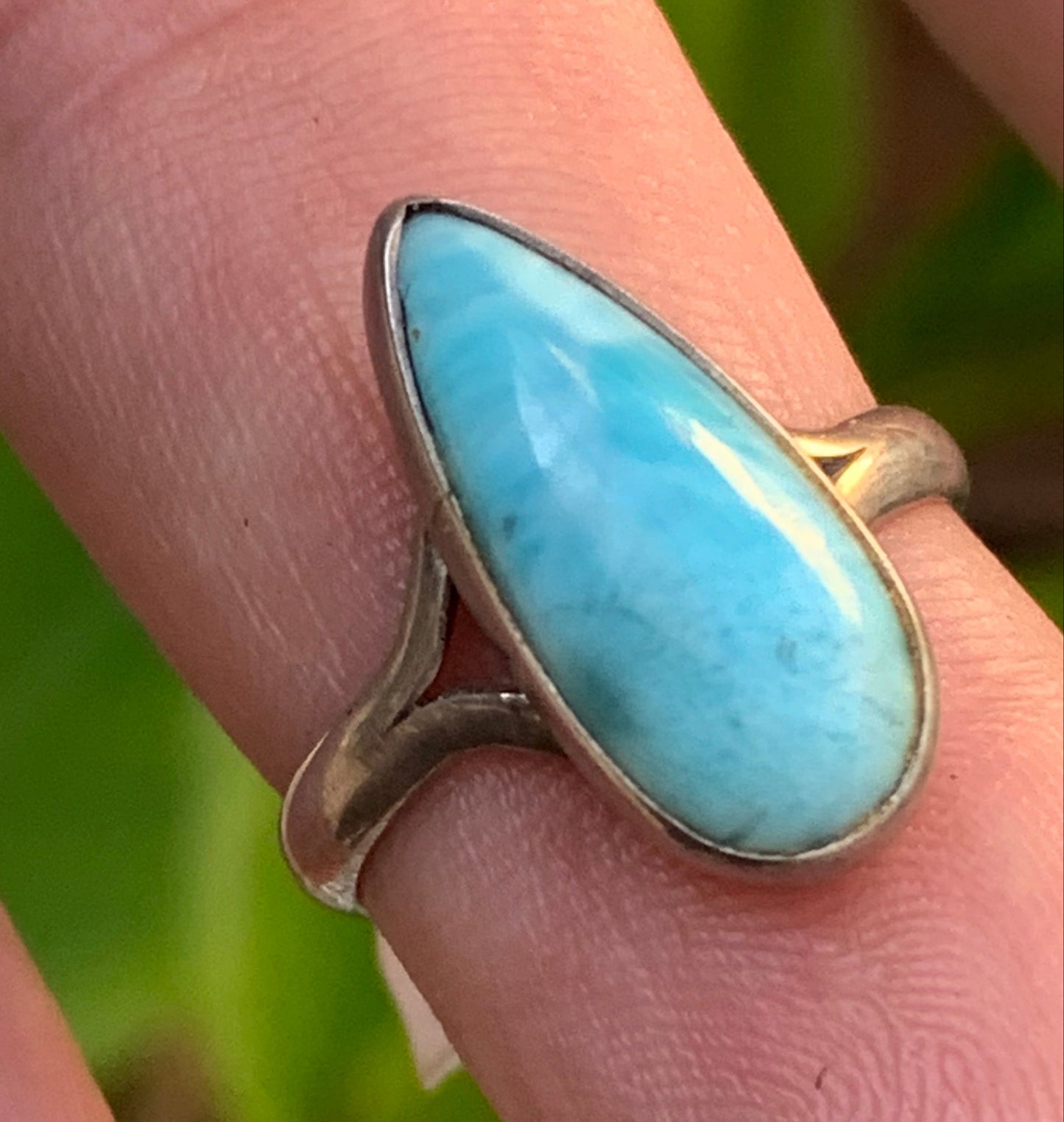 Très jolie bague en Larimar, montée Argent 0.925. Superbe pierre au bleu qui rappelle l'océan ! Très belle réalisation ! Taille 56 Fr