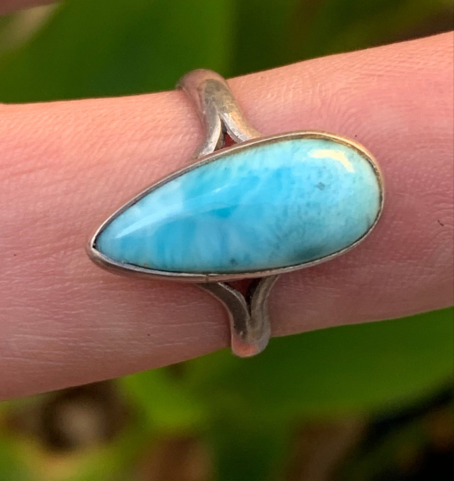 Très jolie bague en Larimar, montée Argent 0.925. Superbe pierre au bleu qui rappelle l'océan ! Très belle réalisation ! Taille 56 Fr