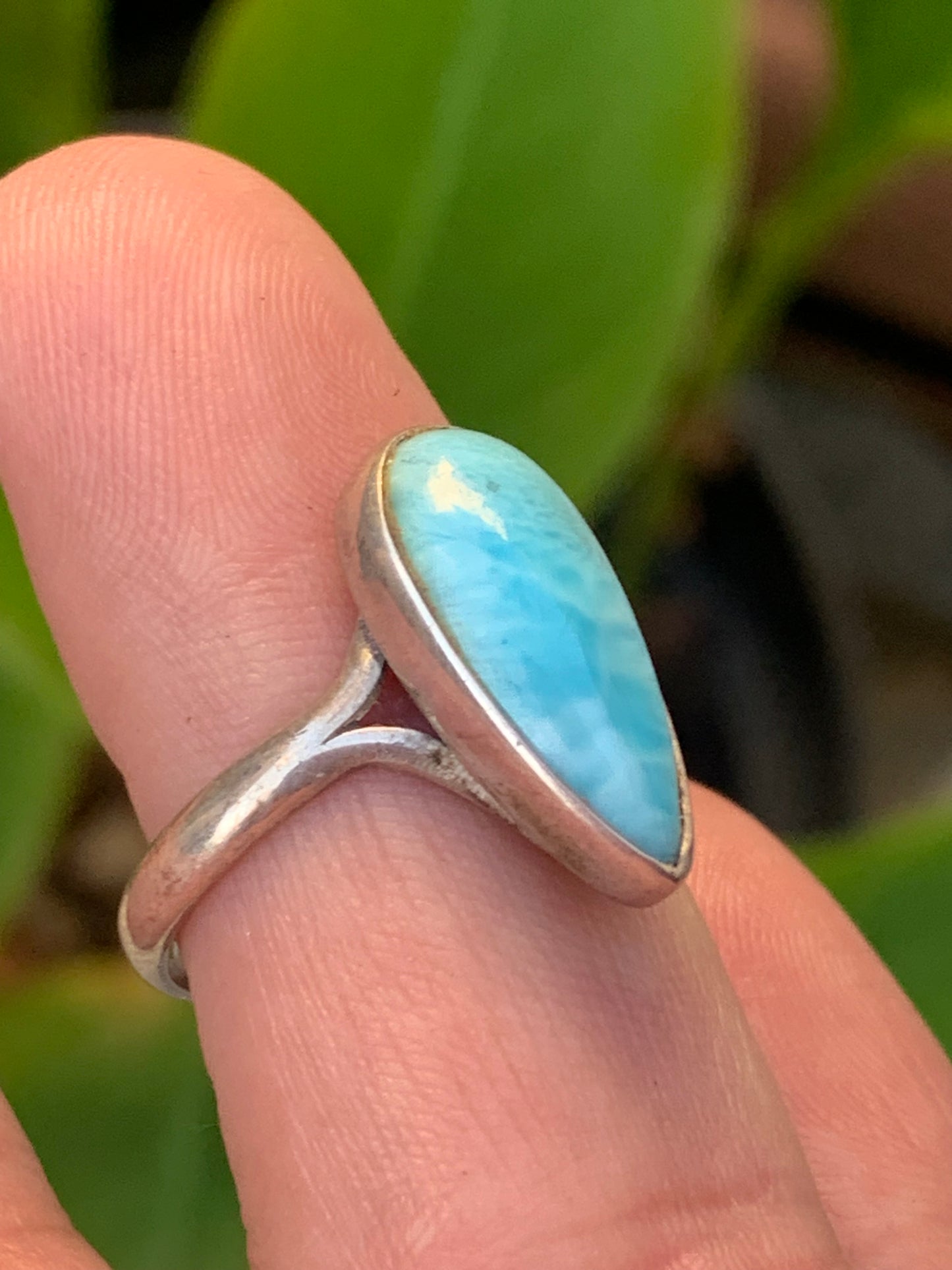 Très jolie bague en Larimar, montée Argent 0.925. Superbe pierre au bleu qui rappelle l'océan ! Très belle réalisation ! Taille 56 Fr