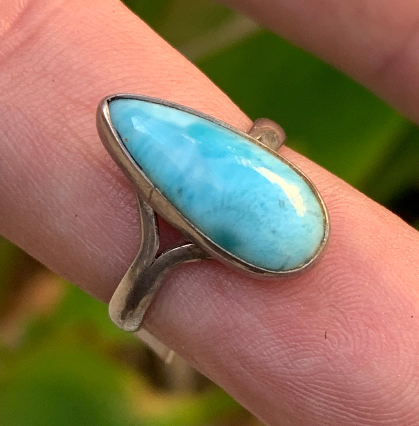 Très jolie bague en Larimar, montée Argent 0.925. Superbe pierre au bleu qui rappelle l'océan ! Très belle réalisation ! Taille 56 Fr