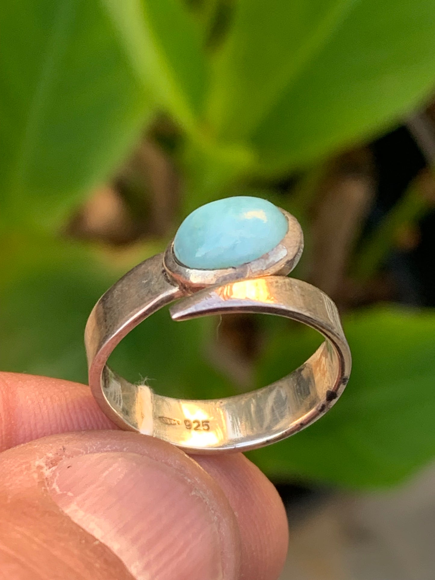 Superbe bague en Larimar, montée Argent 0.925. Superbe pierre au bleu qui rappelle l'océan ! Très belle réalisation ! Taille réglable/ ajustable de 52 à 60 !