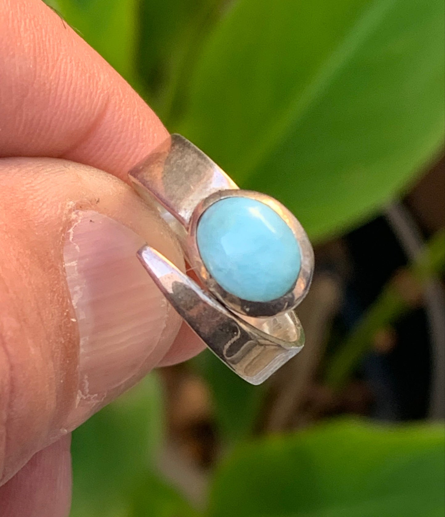 Superbe bague en Larimar, montée Argent 0.925. Superbe pierre au bleu qui rappelle l'océan ! Très belle réalisation ! Taille réglable/ ajustable de 52 à 60 !