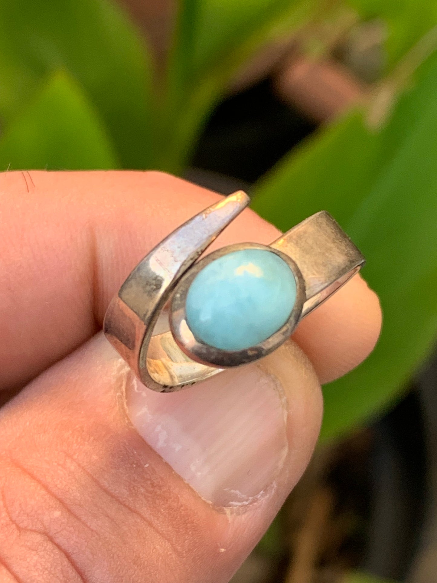 Superbe bague en Larimar, montée Argent 0.925. Superbe pierre au bleu qui rappelle l'océan ! Très belle réalisation ! Taille réglable/ ajustable de 52 à 60 !
