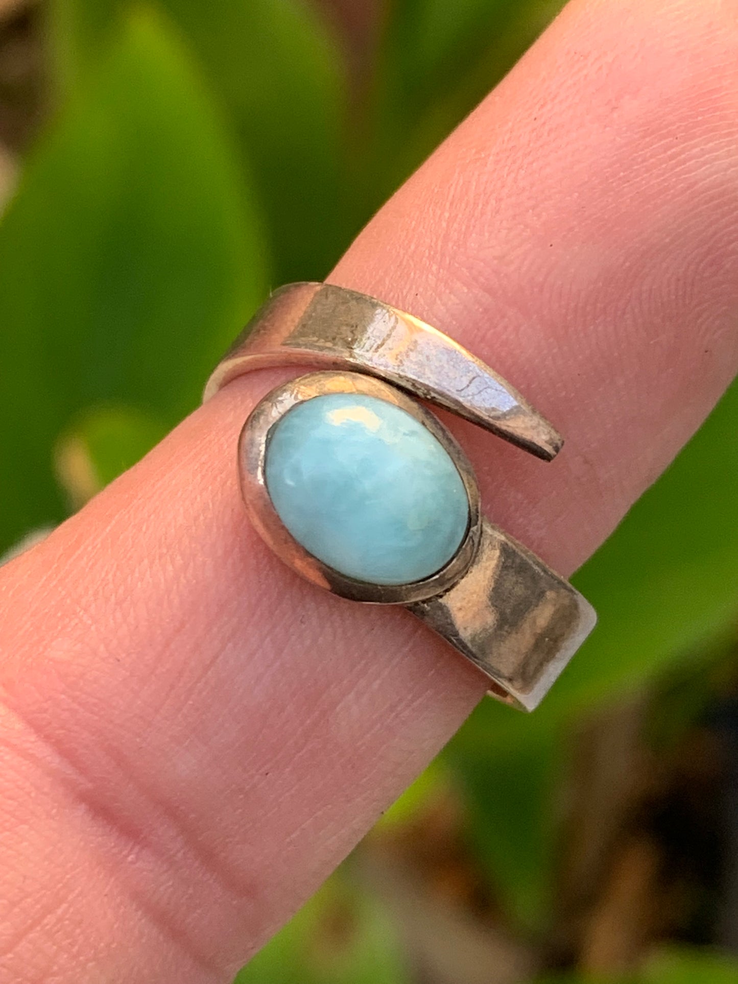 Superbe bague en Larimar, montée Argent 0.925. Superbe pierre au bleu qui rappelle l'océan ! Très belle réalisation ! Taille réglable/ ajustable de 52 à 60 !