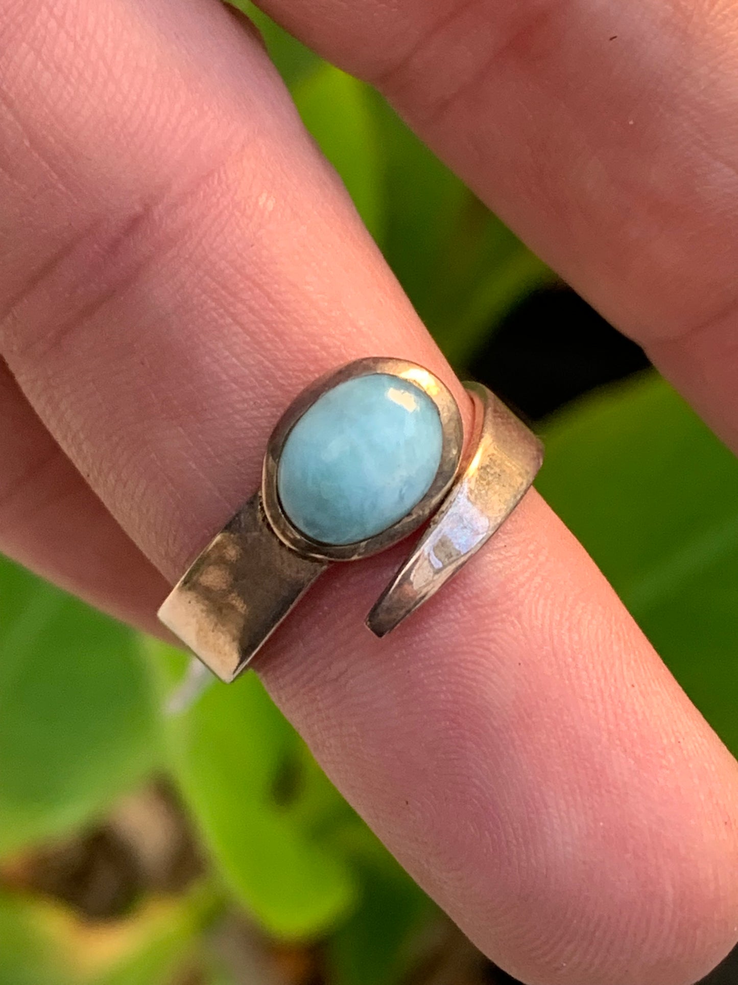 Superbe bague en Larimar, montée Argent 0.925. Superbe pierre au bleu qui rappelle l'océan ! Très belle réalisation ! Taille réglable/ ajustable de 52 à 60 !