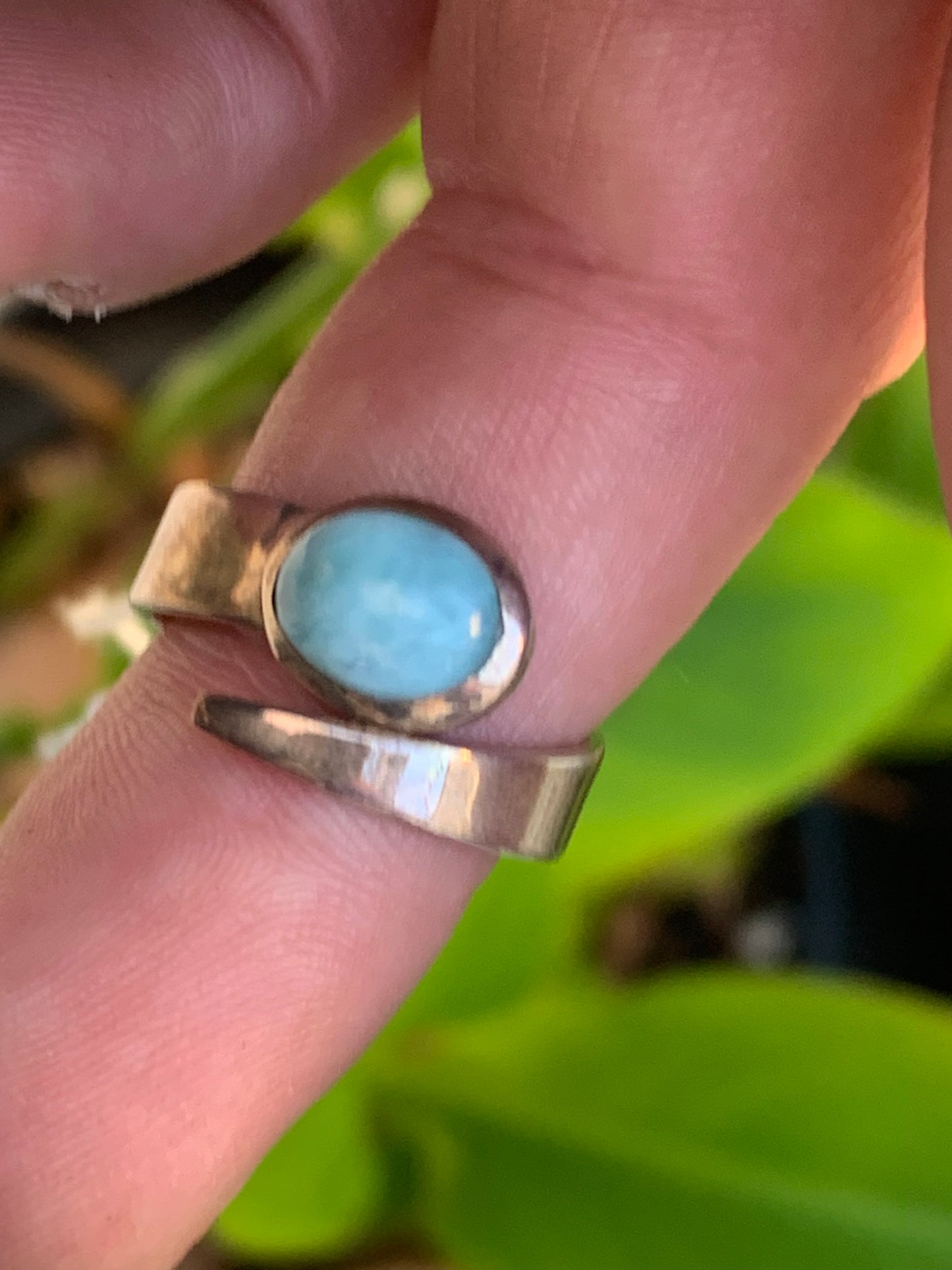 Superbe bague en Larimar, montée Argent 0.925. Superbe pierre au bleu qui rappelle l'océan ! Très belle réalisation ! Taille réglable/ ajustable de 52 à 60 !