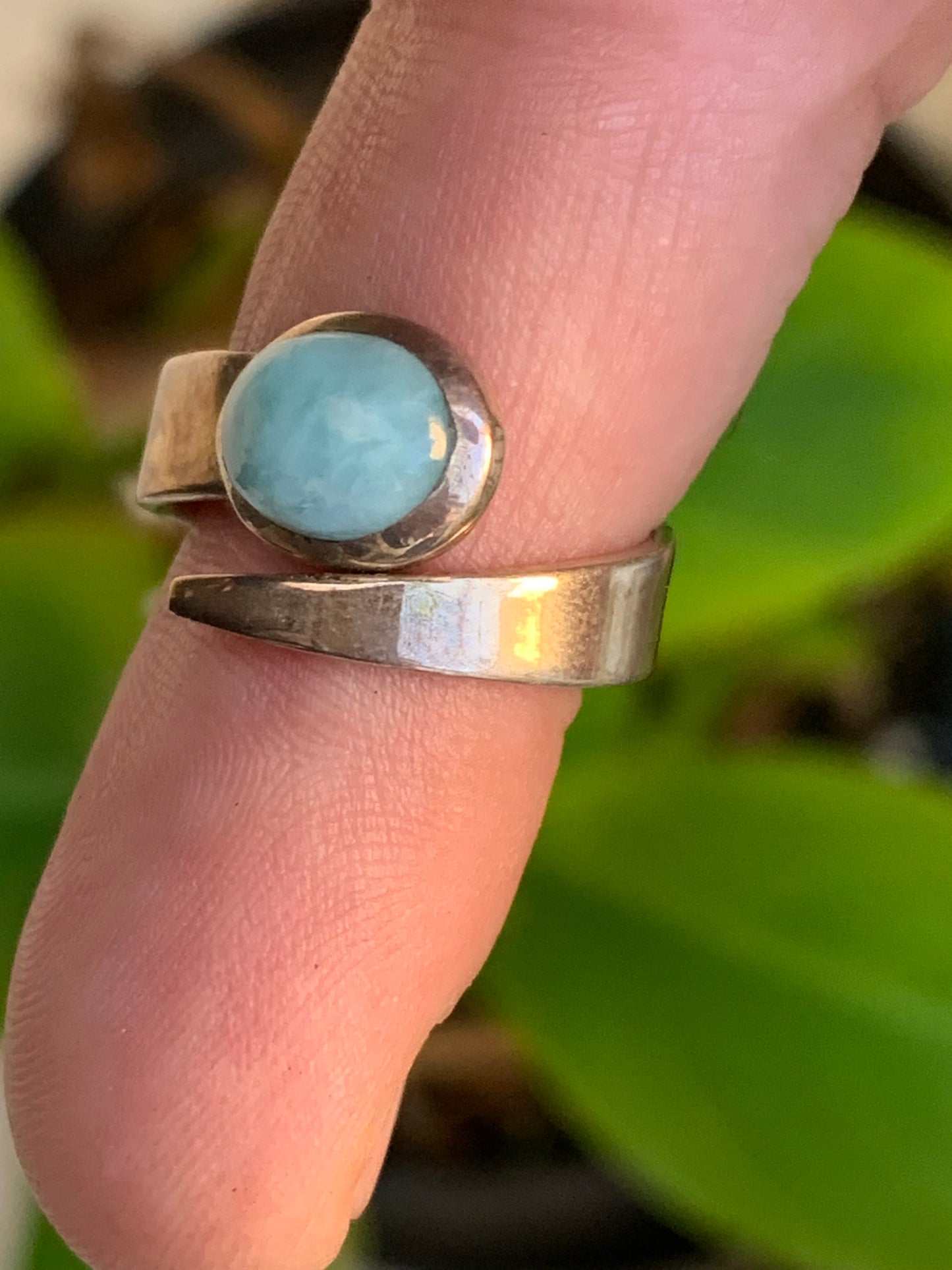 Superbe bague en Larimar, montée Argent 0.925. Superbe pierre au bleu qui rappelle l'océan ! Très belle réalisation ! Taille réglable/ ajustable de 52 à 60 !
