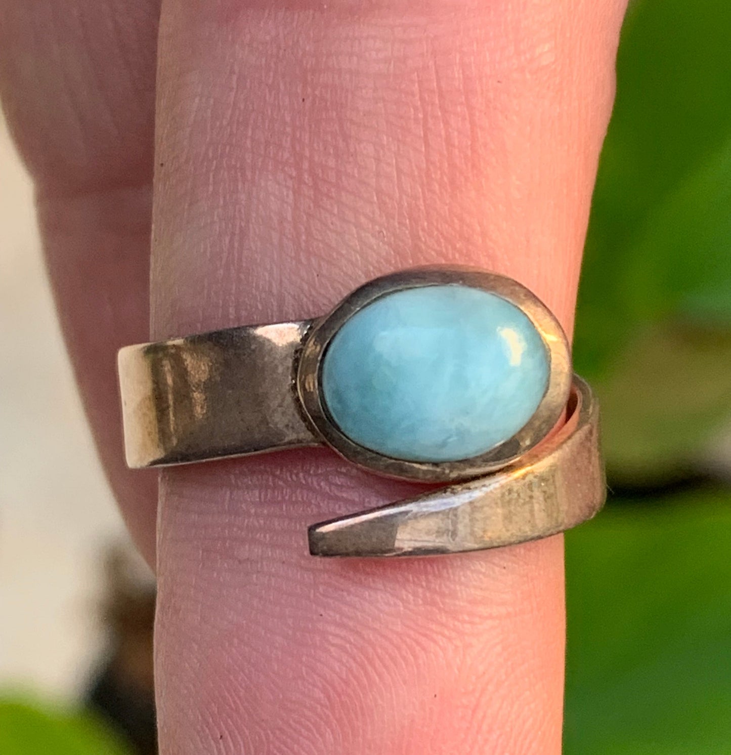 Superbe bague en Larimar, montée Argent 0.925. Superbe pierre au bleu qui rappelle l'océan ! Très belle réalisation ! Taille réglable/ ajustable de 52 à 60 !