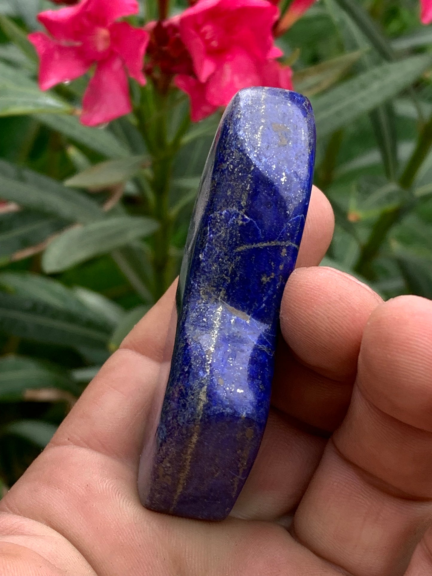 Lapis lazuli, forme libre polie de 74 x 38 x 18 mm - 100 grammes. Un bleu envoûtant et fascinant, pierre des pharaons !