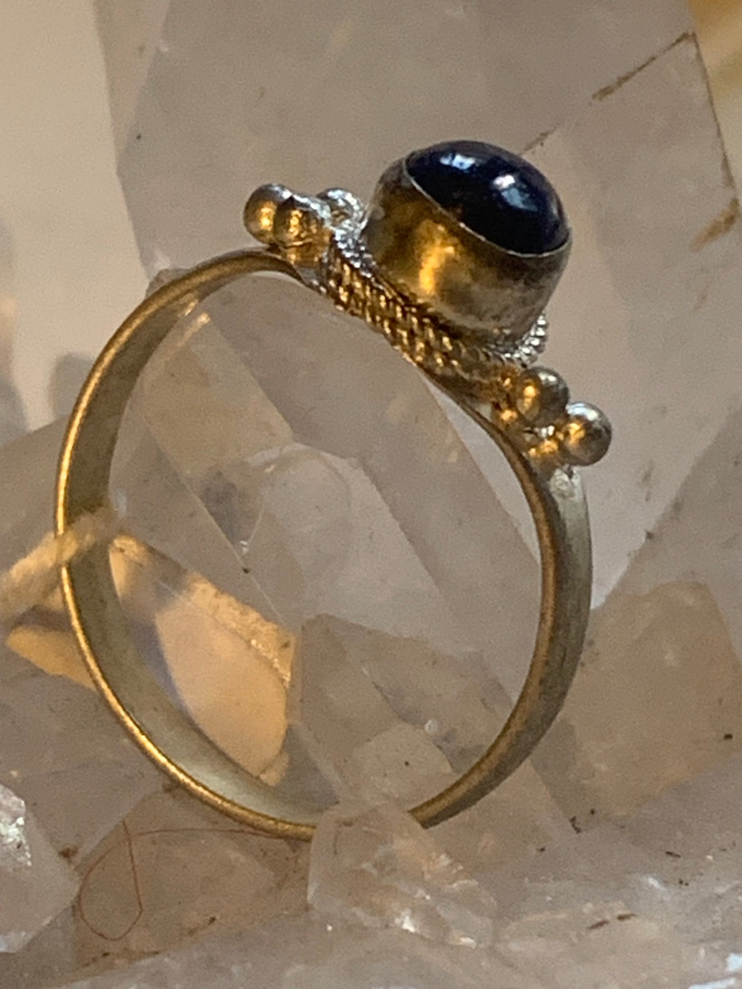Bague en lapis lazuli, en laiton couleur Argent. Superbe pierre au bleu pharaon ! Réglable de la taille 56 Fr.