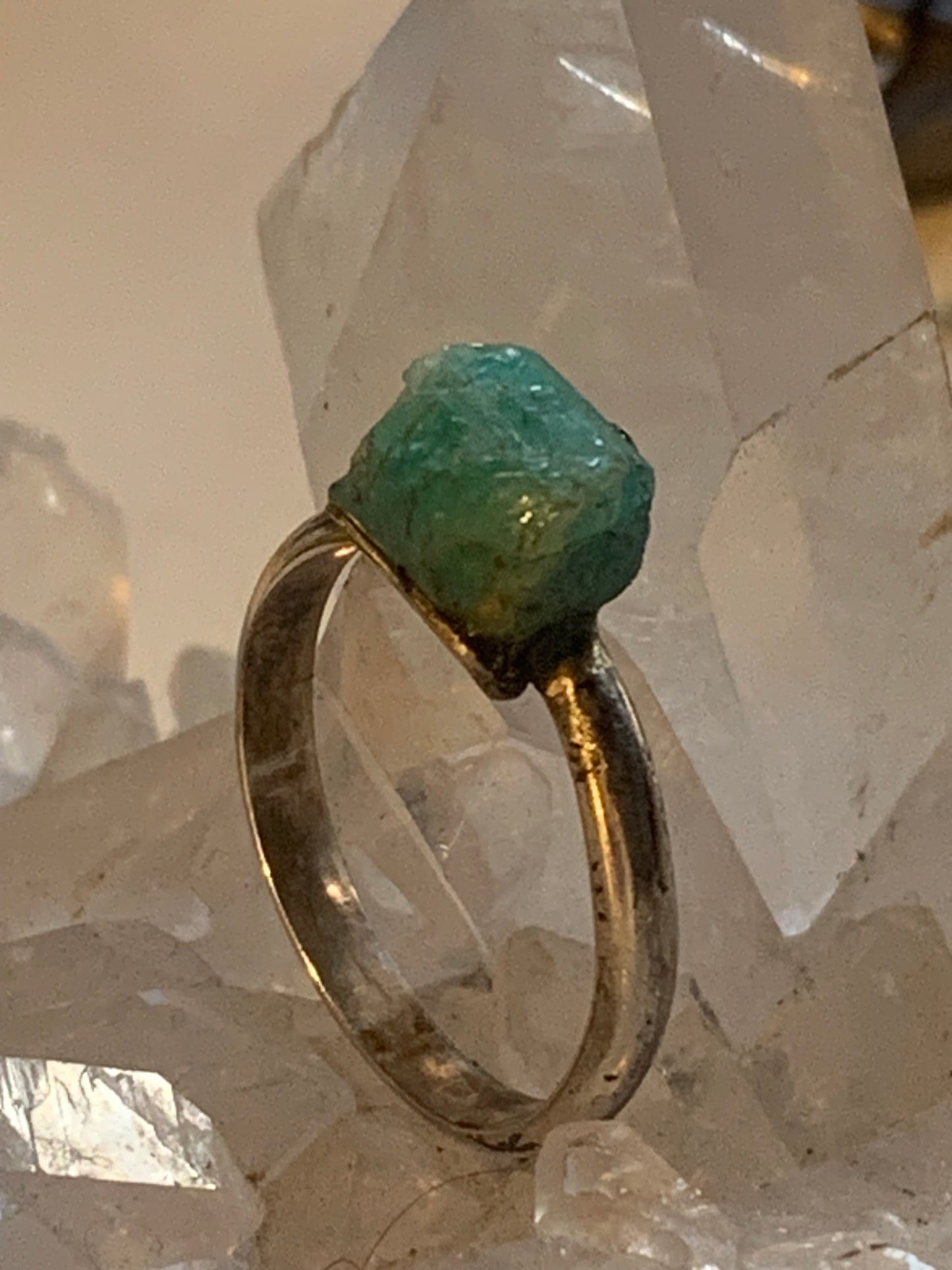 Bague en émeraude en Argent 0.925, taille 56 Fr. Pierre brute en provenance de Colombie, les plus belles du monde !