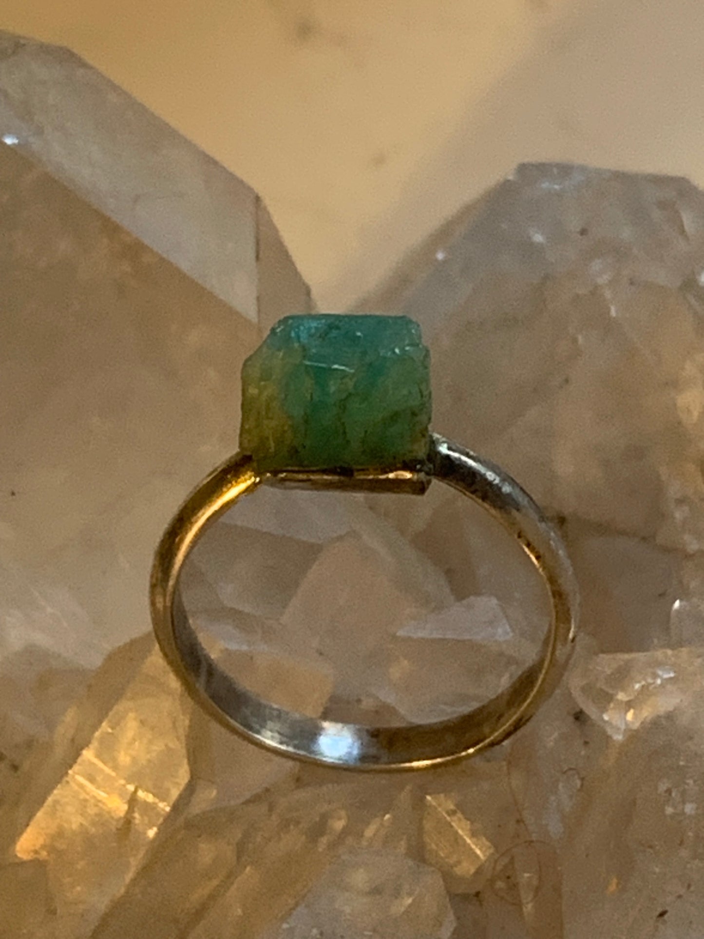Bague en émeraude en Argent 0.925, taille 56 Fr. Pierre brute en provenance de Colombie, les plus belles du monde !