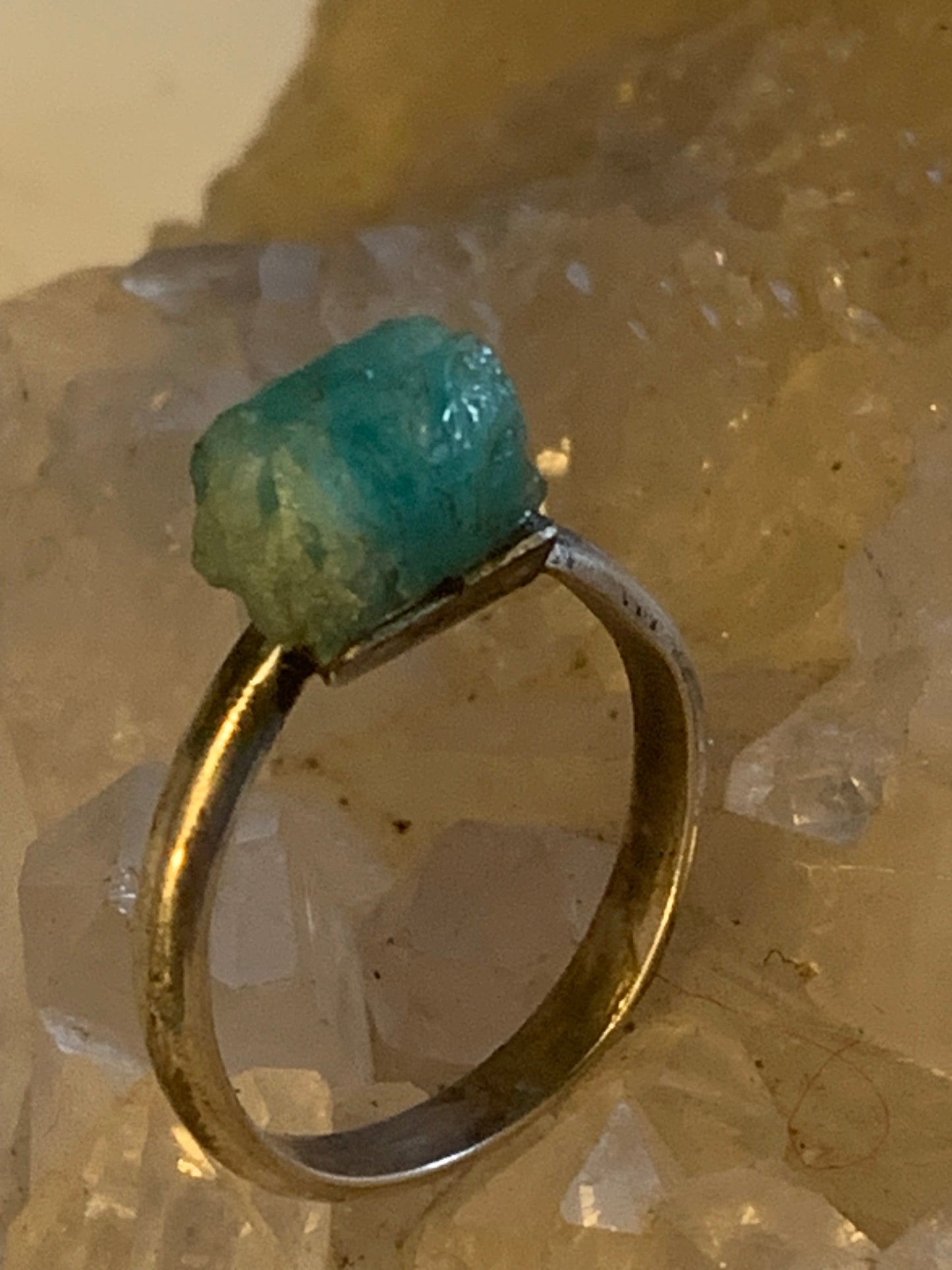 Bague en émeraude en Argent 0.925, taille 56 Fr. Pierre brute en provenance de Colombie, les plus belles du monde !