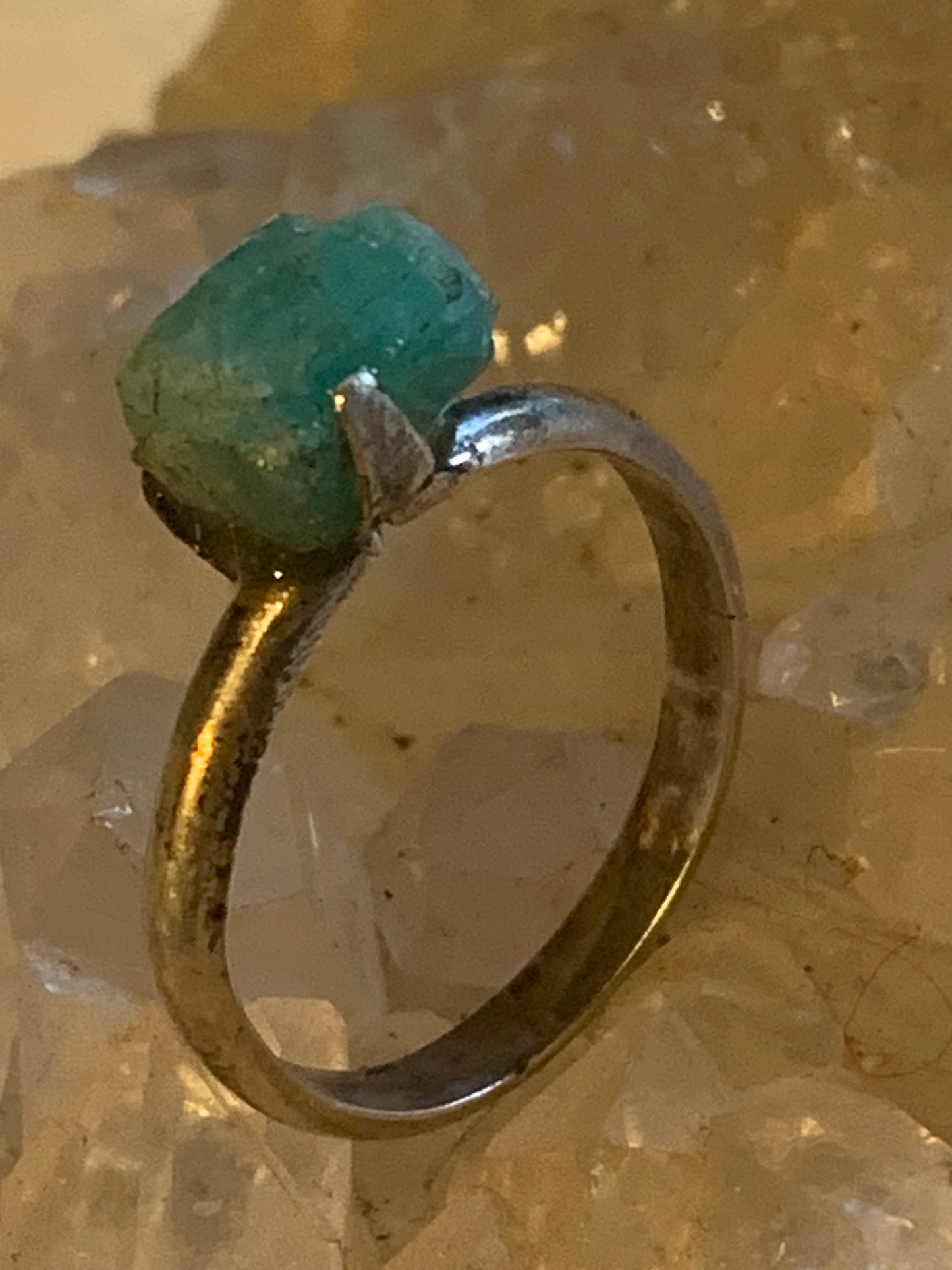 Bague en émeraude en Argent 0.925, taille 56 Fr. Pierre brute en provenance de Colombie, les plus belles du monde !
