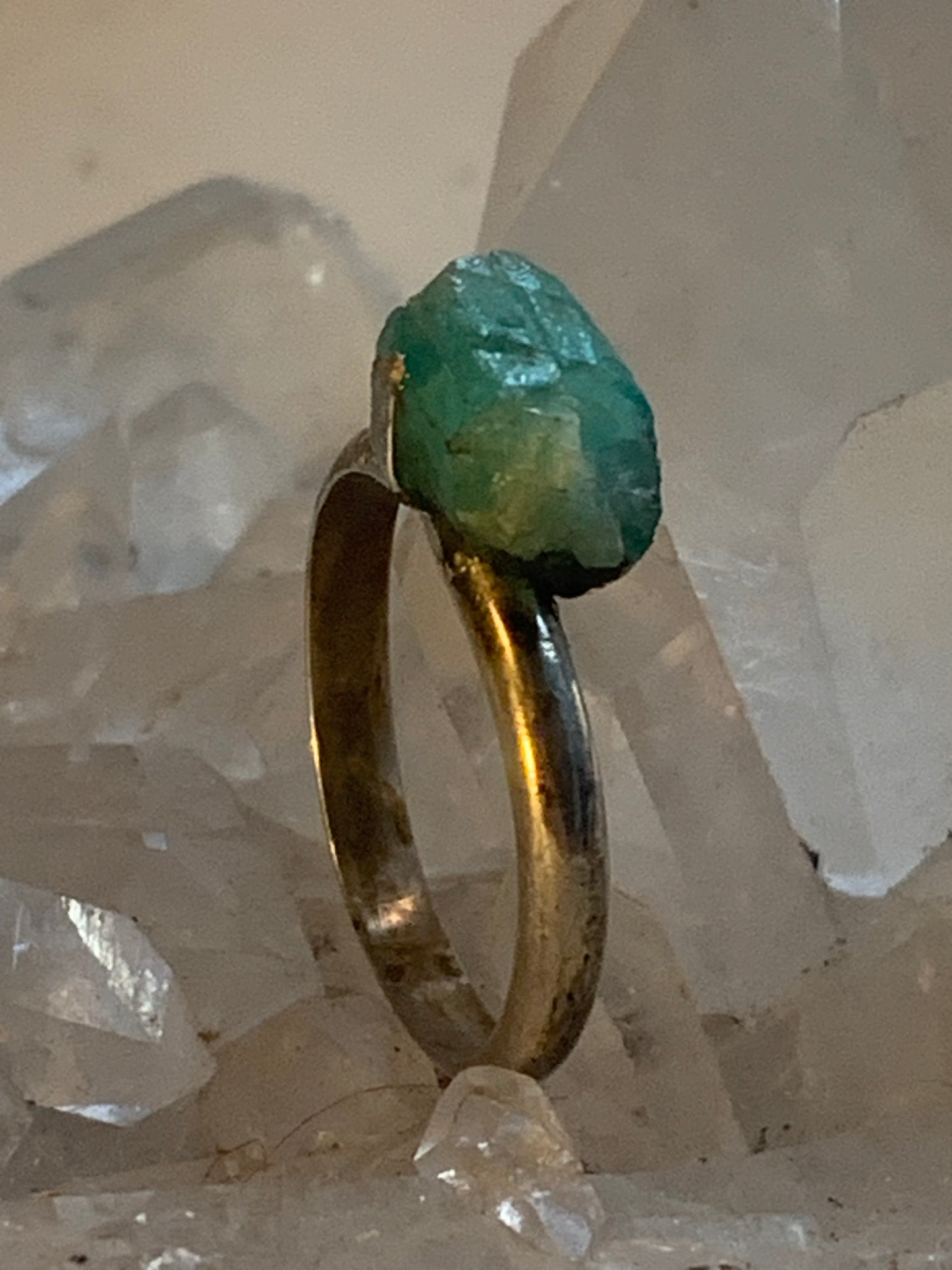 Bague en émeraude en Argent 0.925, taille 56 Fr. Pierre brute en provenance de Colombie, les plus belles du monde !