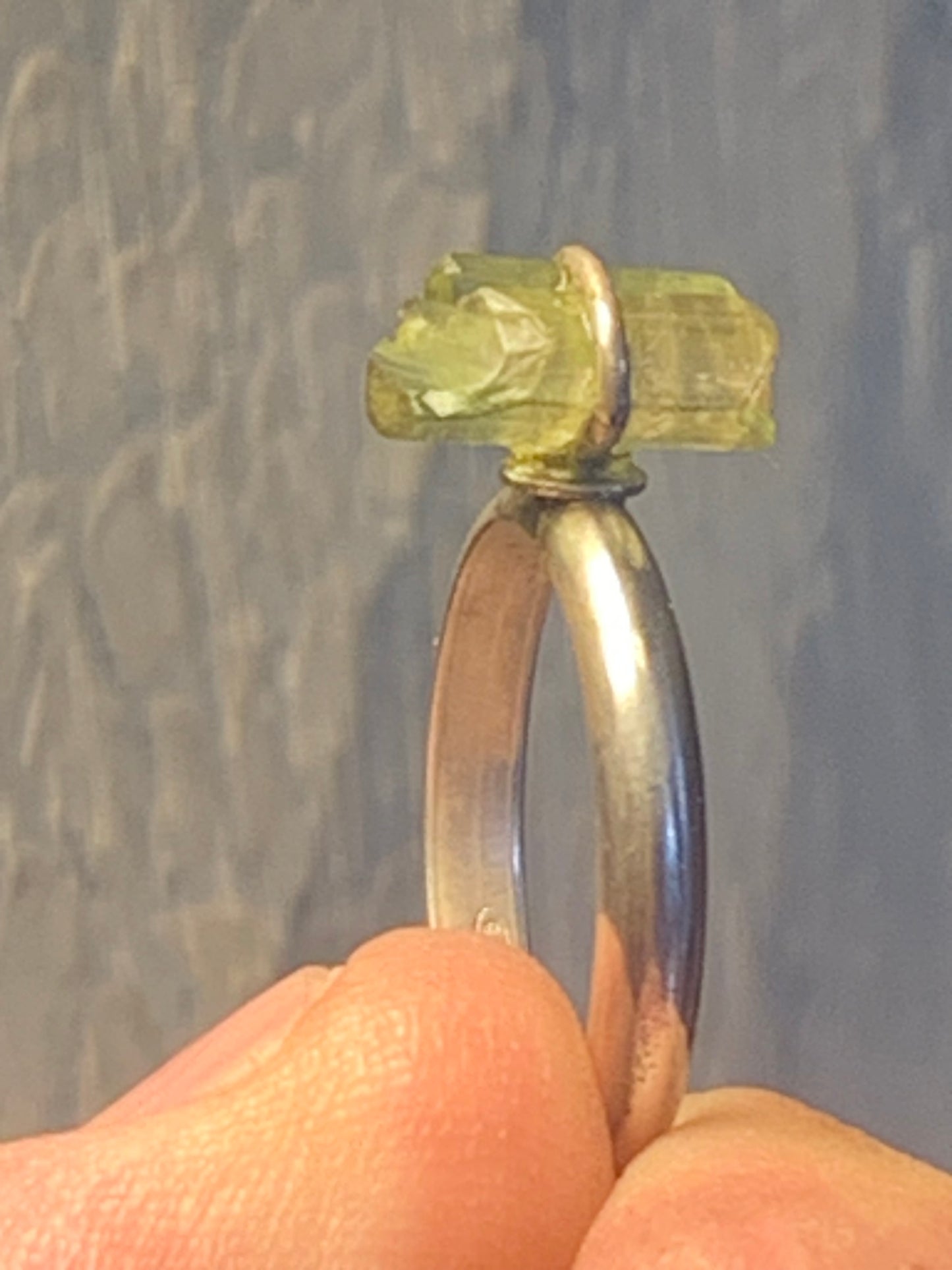 Bague en tourmaline melon d'eau, en Argent 0.925. Superbe pierre brute d'origine Afghane ! Réglable de la taille 53 à 60 Fr.