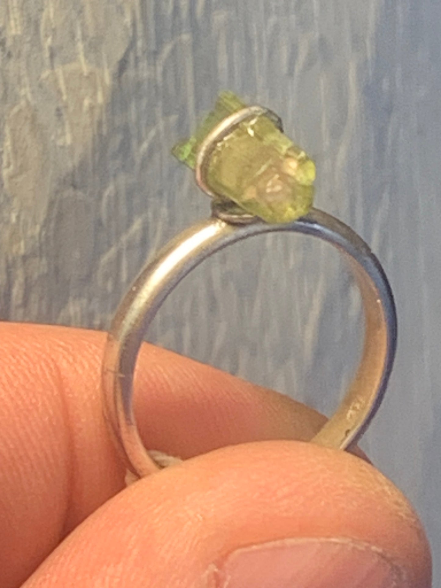 Bague en tourmaline melon d'eau, en Argent 0.925. Superbe pierre brute d'origine Afghane ! Réglable de la taille 53 à 60 Fr.