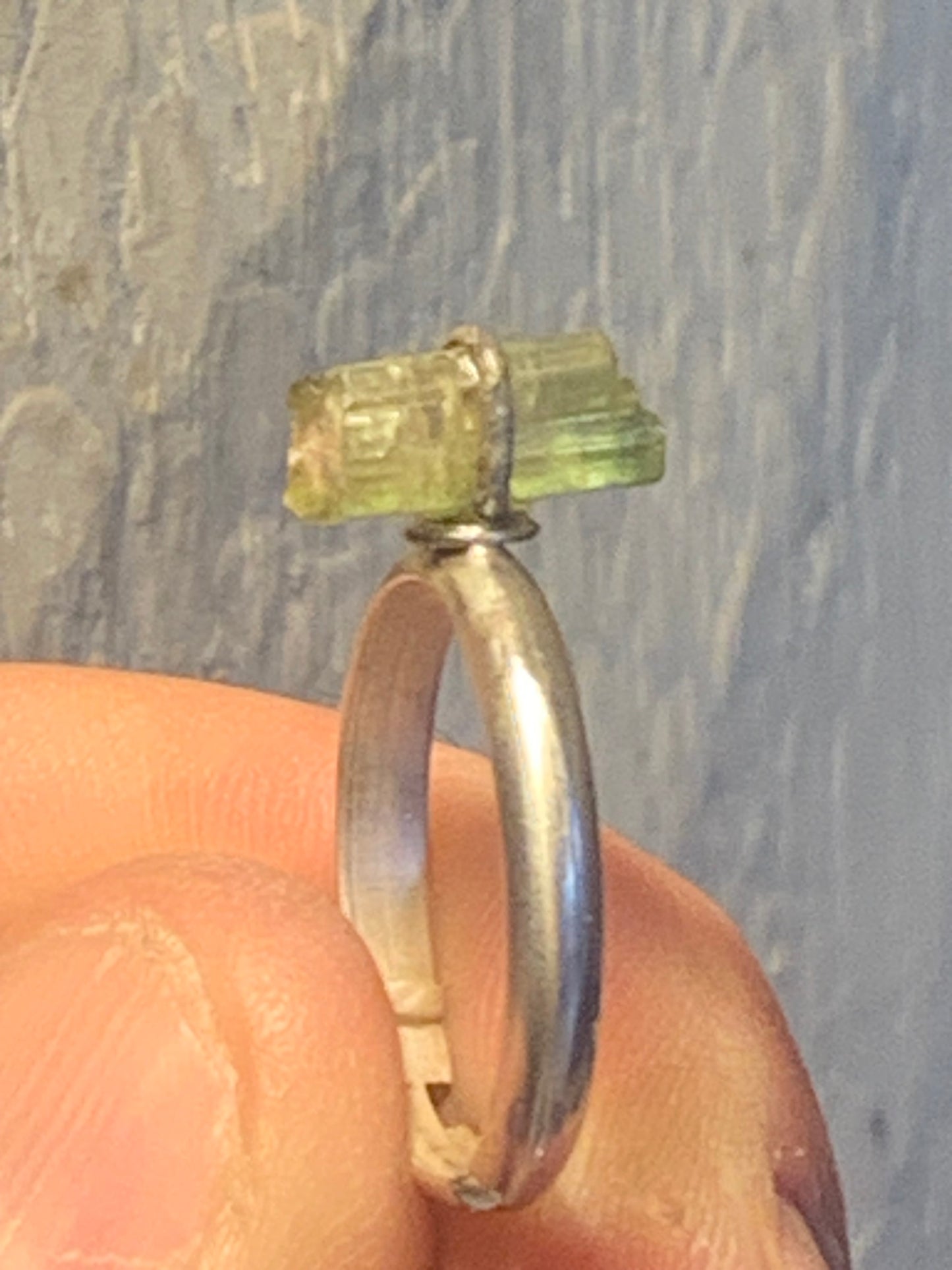 Bague en tourmaline melon d'eau, en Argent 0.925. Superbe pierre brute d'origine Afghane ! Réglable de la taille 53 à 60 Fr.
