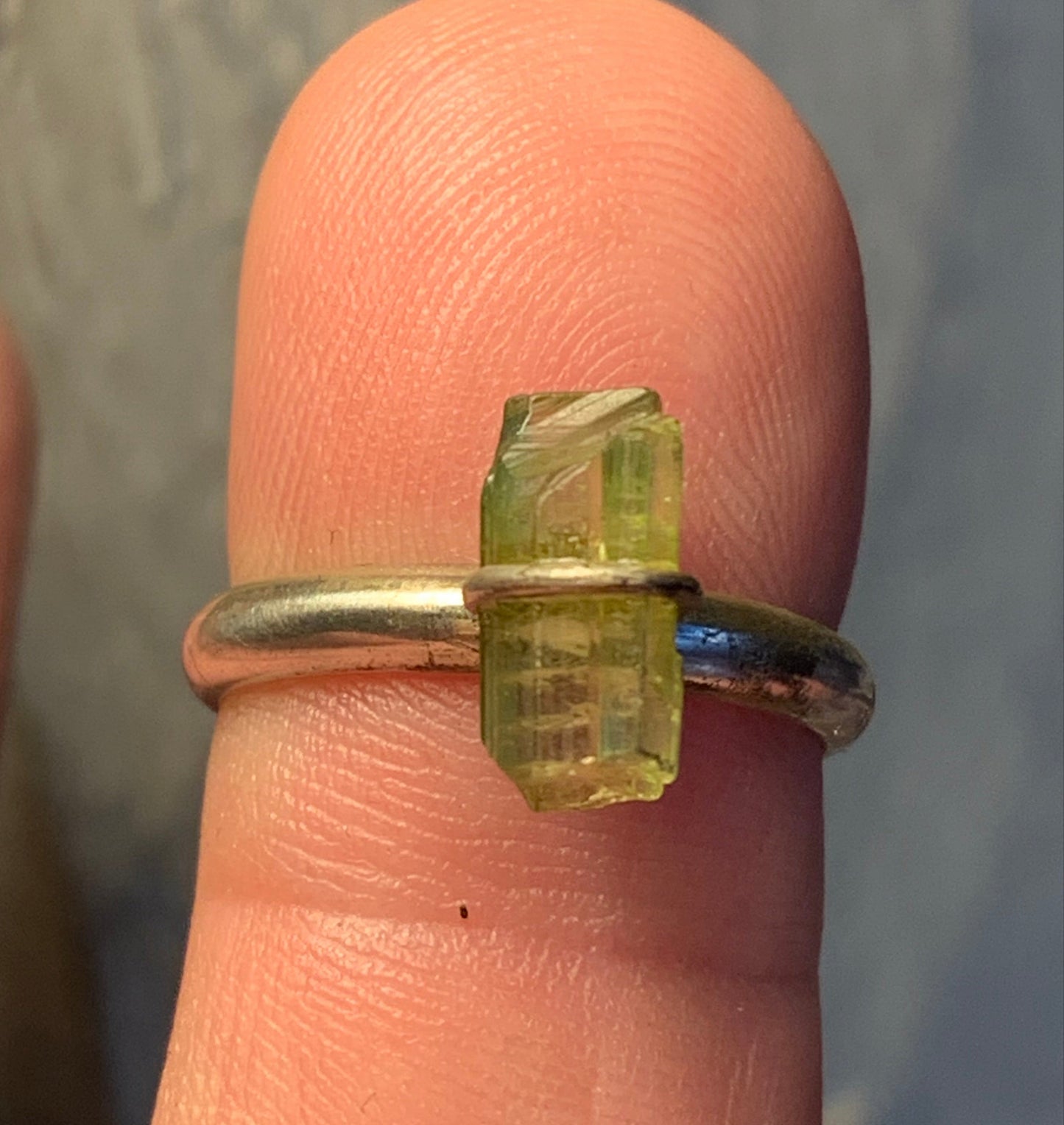 Bague en tourmaline melon d'eau, en Argent 0.925. Superbe pierre brute d'origine Afghane ! Réglable de la taille 53 à 60 Fr.