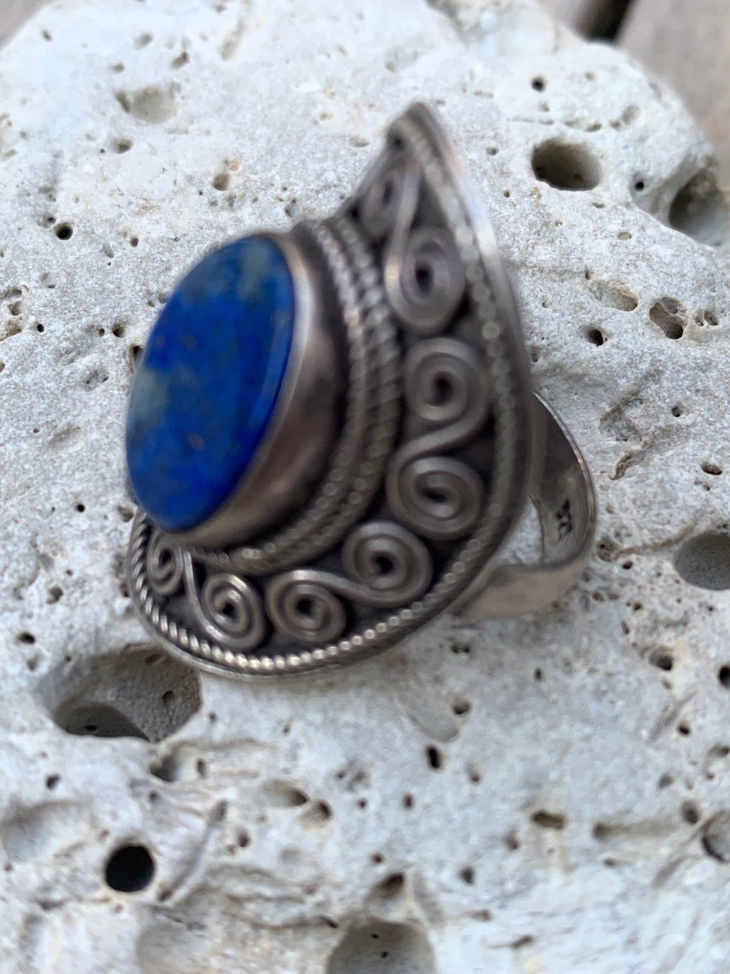 Bague en Lapis lazuli, faîte en Argent 0.925, taille 59 Fr. Superbe pierre au bleu royal !