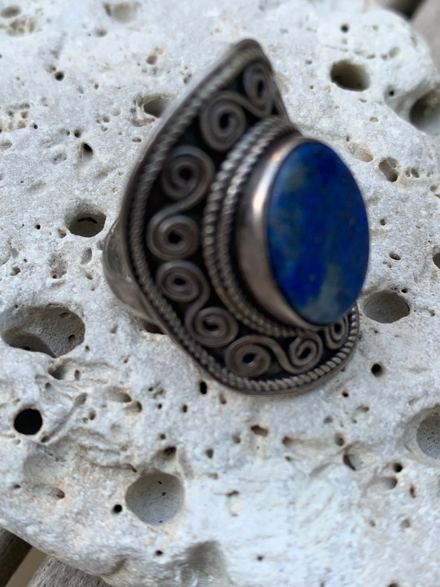 Bague en Lapis lazuli, faîte en Argent 0.925, taille 59 Fr. Superbe pierre au bleu royal !