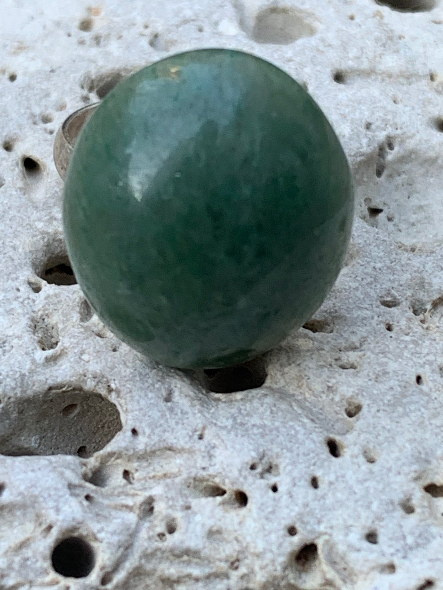 Bague en véritable aventurine verte non teintée, collée sur anneau pré-montée. Superbe pierre au vert cristallin ! Taille réglable d'environ 50 à 60 Fr.