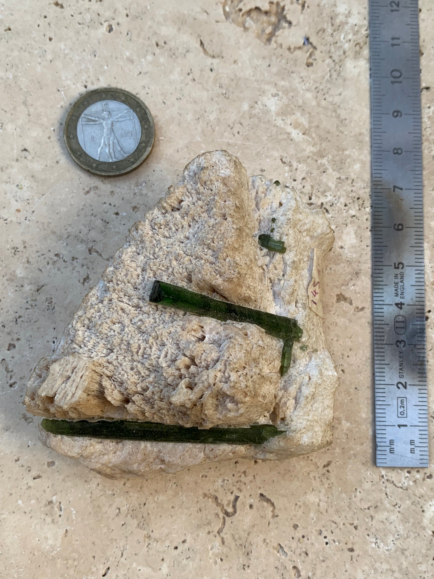 Tourmaline verte/ Verdélite, spécimen naturel de 183 x 62 x 35 mm - 144,5 grammes environ. 2 magnifiques cristaux de belle longueur !