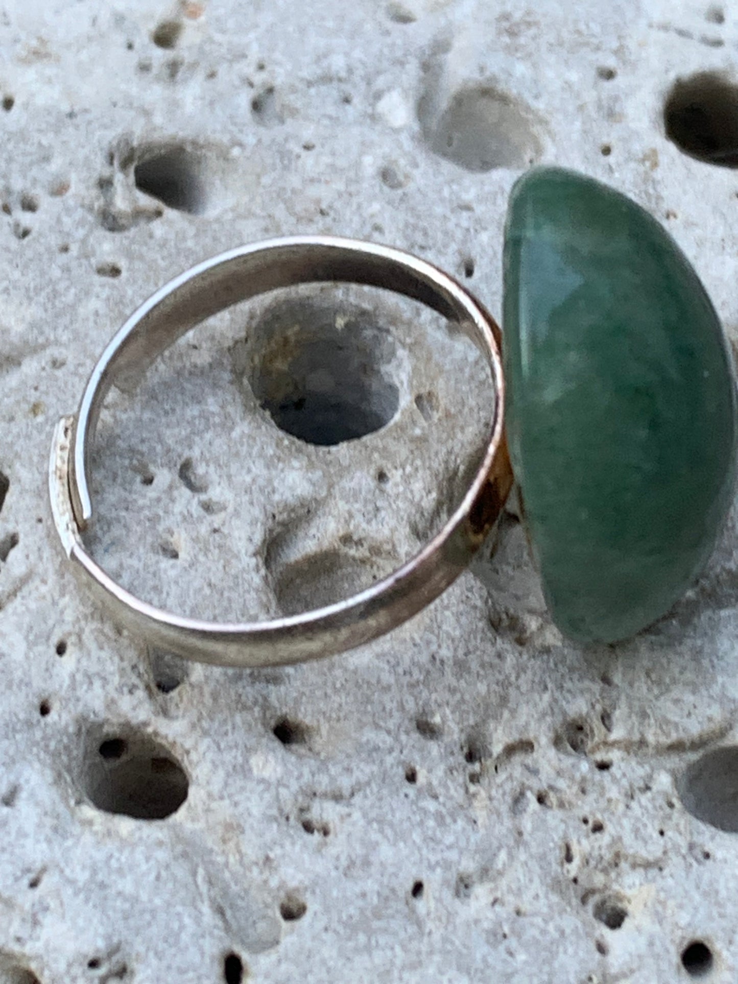 Bague en véritable aventurine verte non teintée, collée sur anneau pré-montée. Superbe pierre au vert cristallin ! Taille réglable d'environ 50 à 60 Fr.