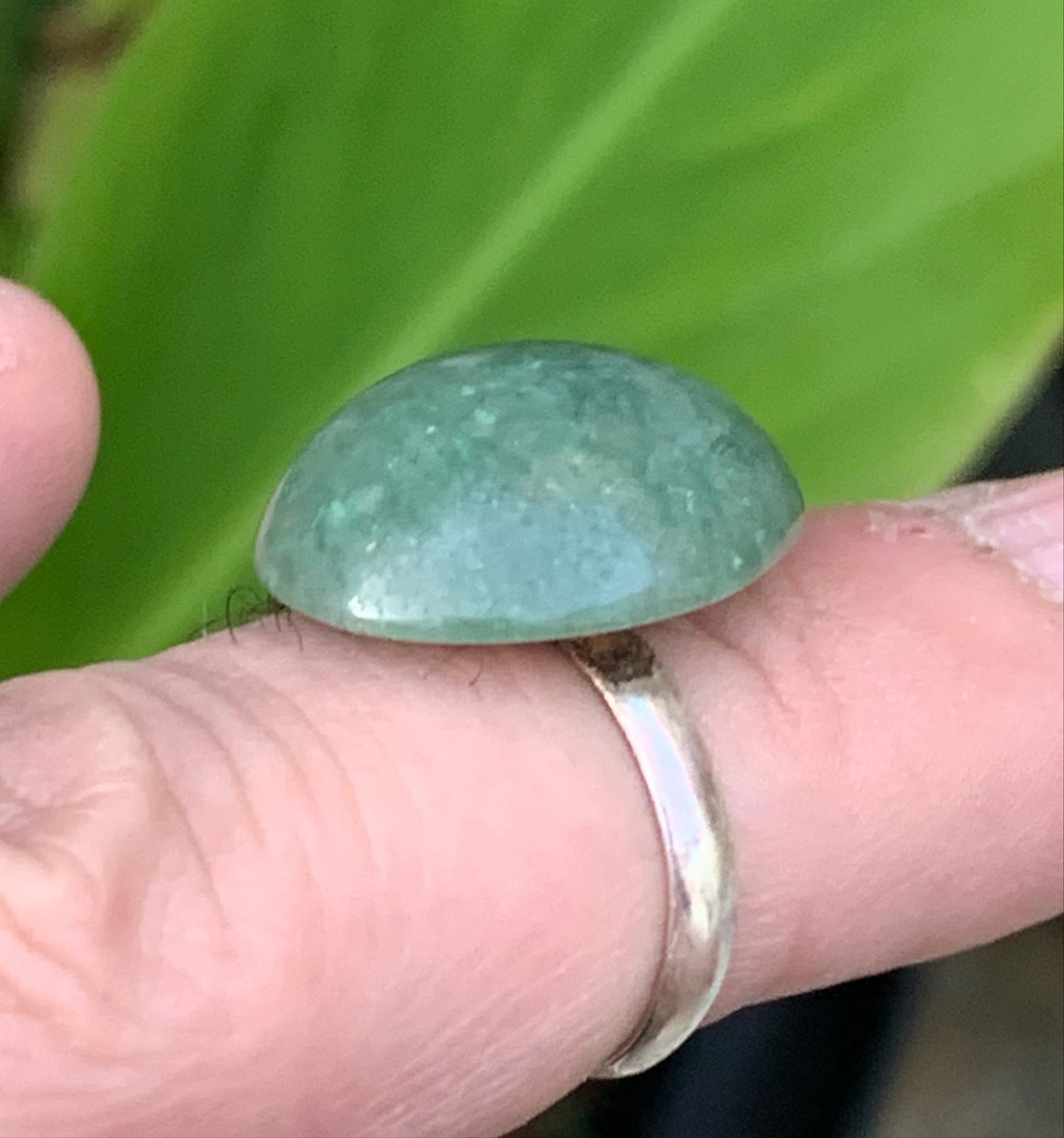 Bague en véritable aventurine verte non teintée, collée sur anneau pré-montée. Superbe pierre au vert cristallin ! Taille réglable d'environ 50 à 60 Fr.