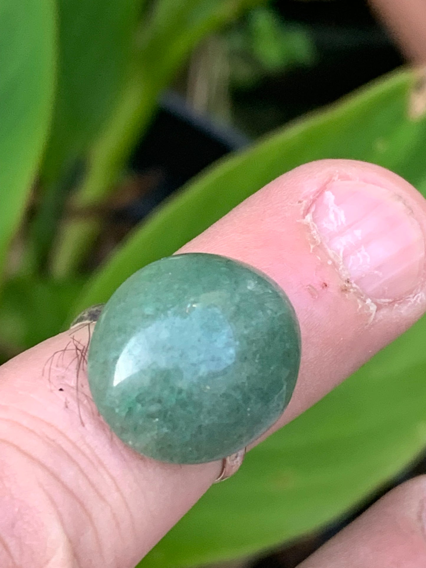 Bague en véritable aventurine verte non teintée, collée sur anneau pré-montée. Superbe pierre au vert cristallin ! Taille réglable d'environ 50 à 60 Fr.