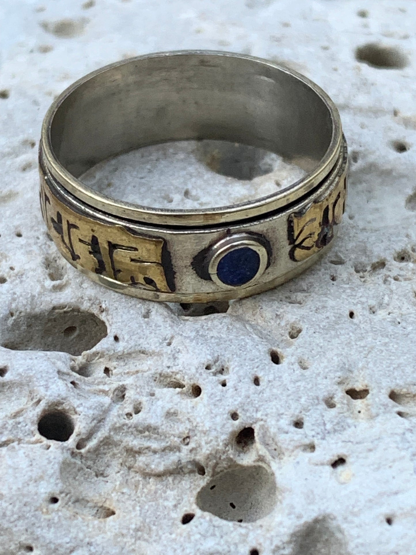 Bague dîtes 'tournante' ou 'anti-stress', en lapis lazuli, avec Mantra (prière Bouddhiste O.M.H.P). La bague tourne autour de l'anneau intérieur ! Taille 65 Fr/ 25 us
