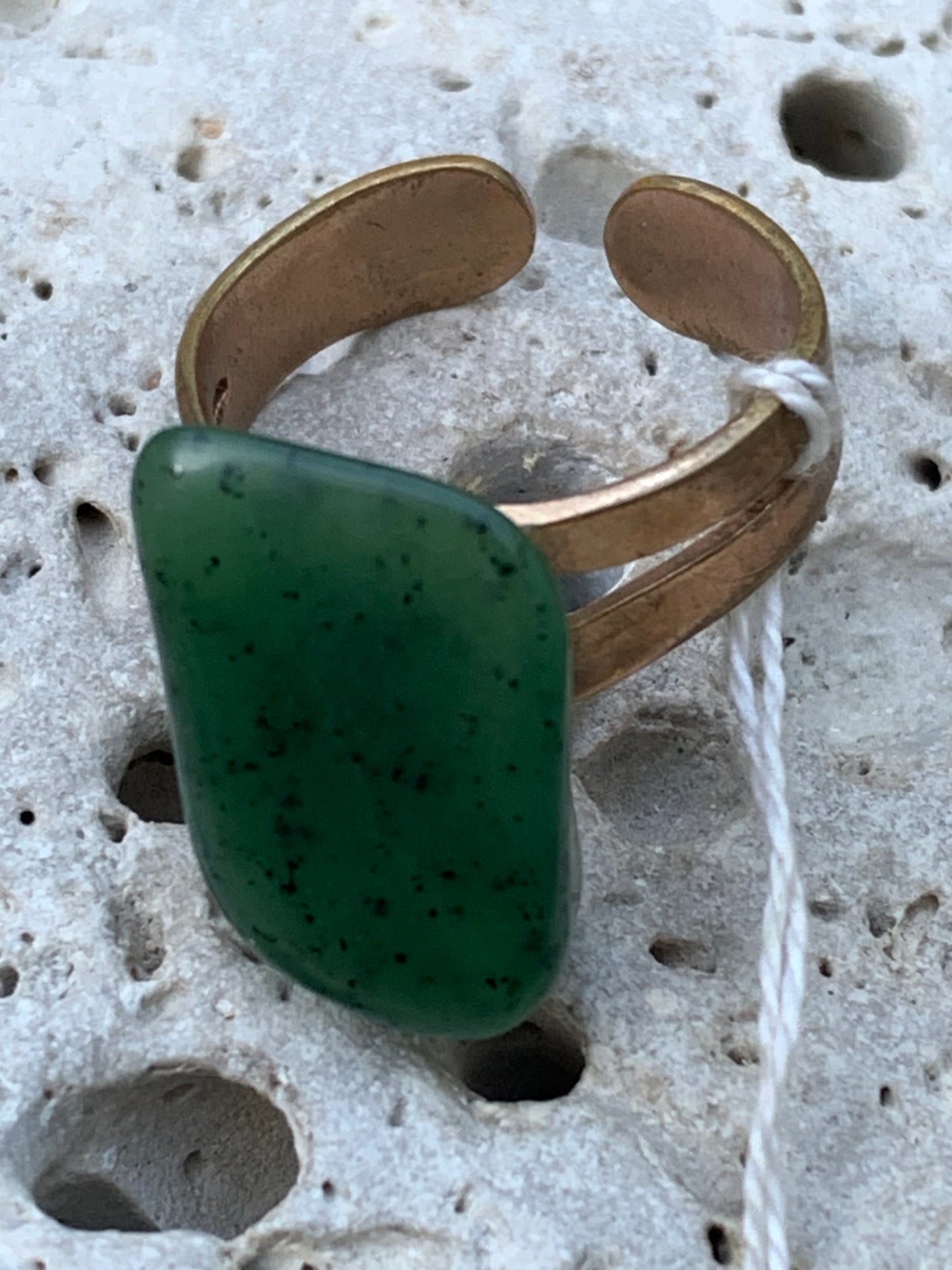 Bague en jade, pierre naturelle collée sur anneau pré-monté (laiton) ! Taille réglable d'environ 50 à 60 Fr.