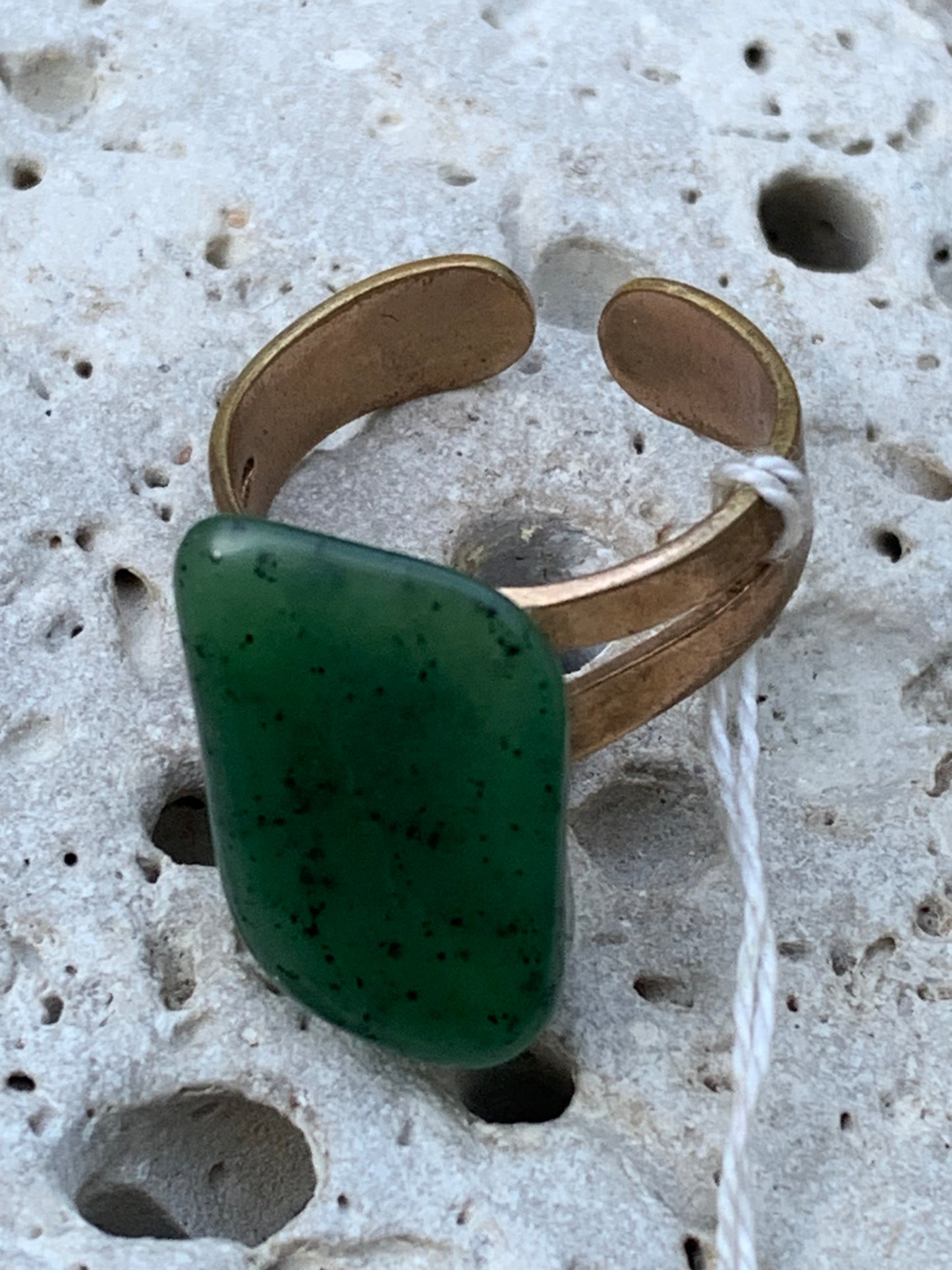 Bague en jade, pierre naturelle collée sur anneau pré-monté (laiton) ! Taille réglable d'environ 50 à 60 Fr.