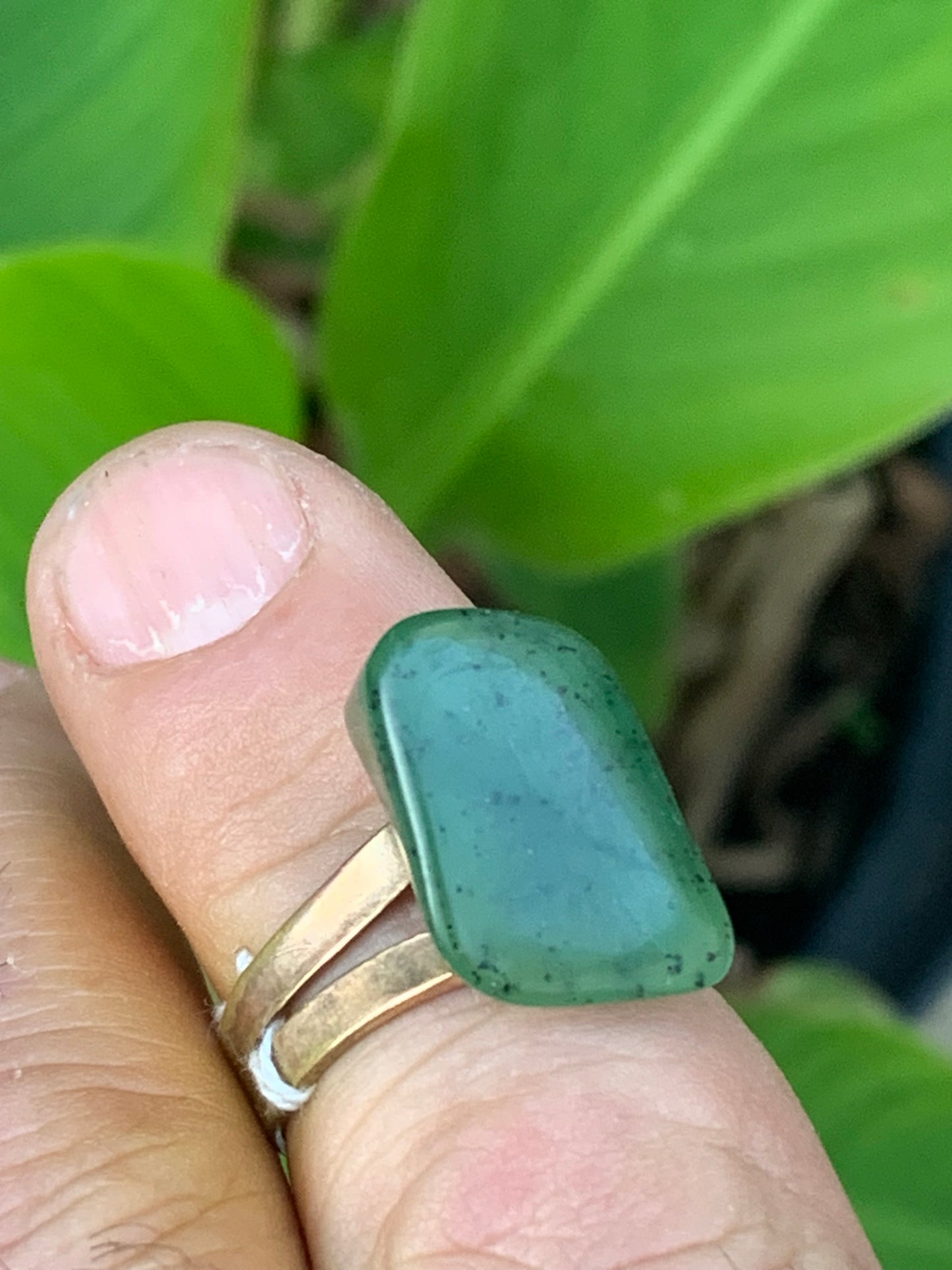 Bague en jade, pierre naturelle collée sur anneau pré-monté (laiton) ! Taille réglable d'environ 50 à 60 Fr.