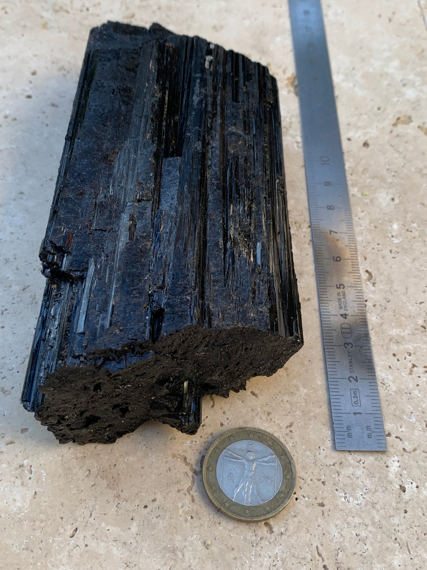 Tourmaline noire, spécimen naturel de 137 x 64 x 40 mm - 568 grammes. Une très belle pièce de belle taille !