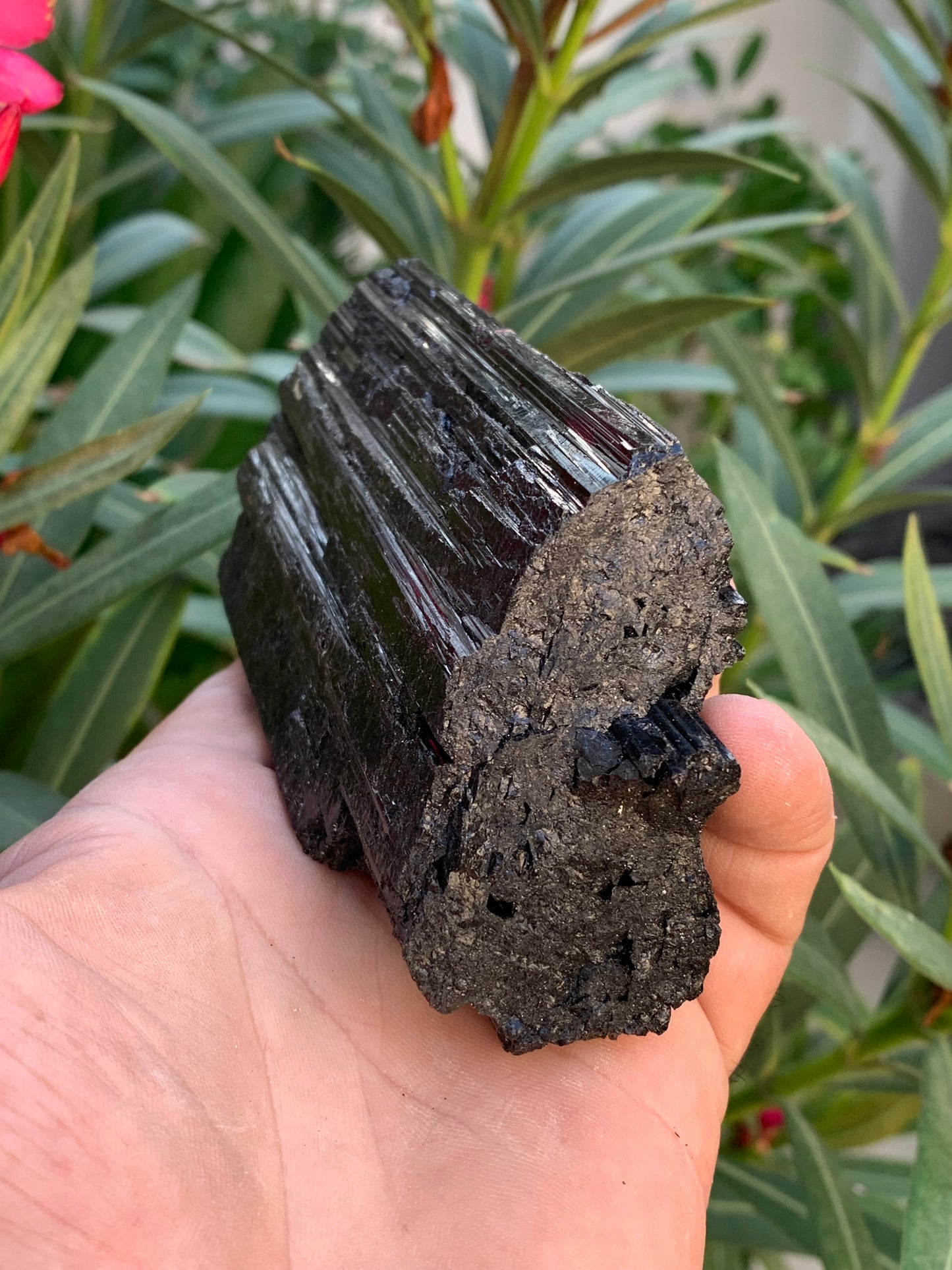 Tourmaline noire, spécimen naturel de 137 x 64 x 40 mm - 568 grammes. Une très belle pièce de belle taille !
