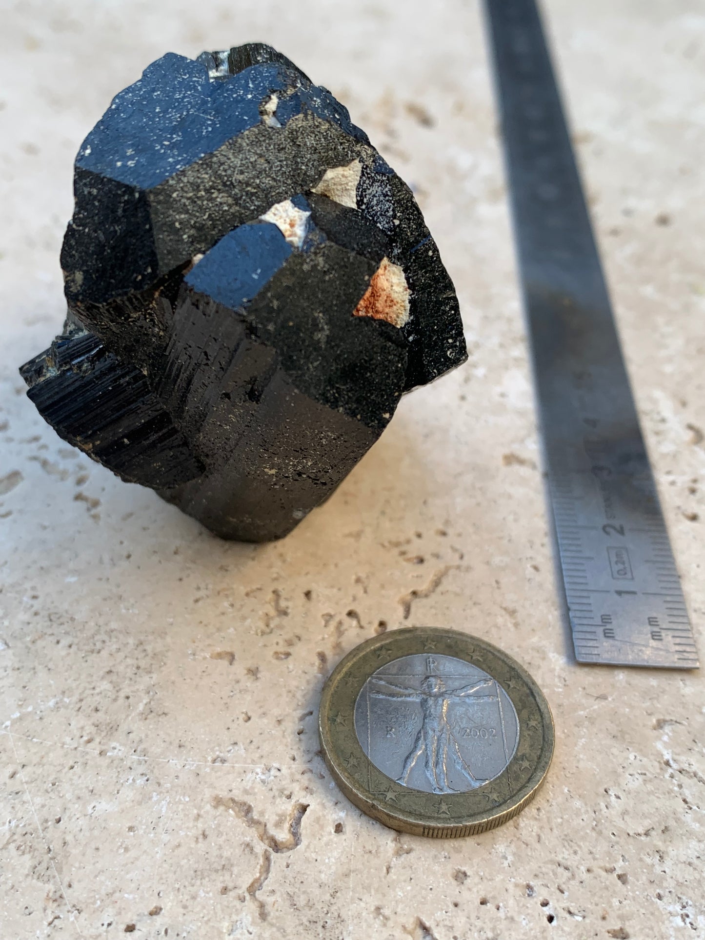 Tourmaline noire, spécimen naturel de 62 x 44 x 42 mm - 136 grammes. Une très belle pièce représentative de la varièté !