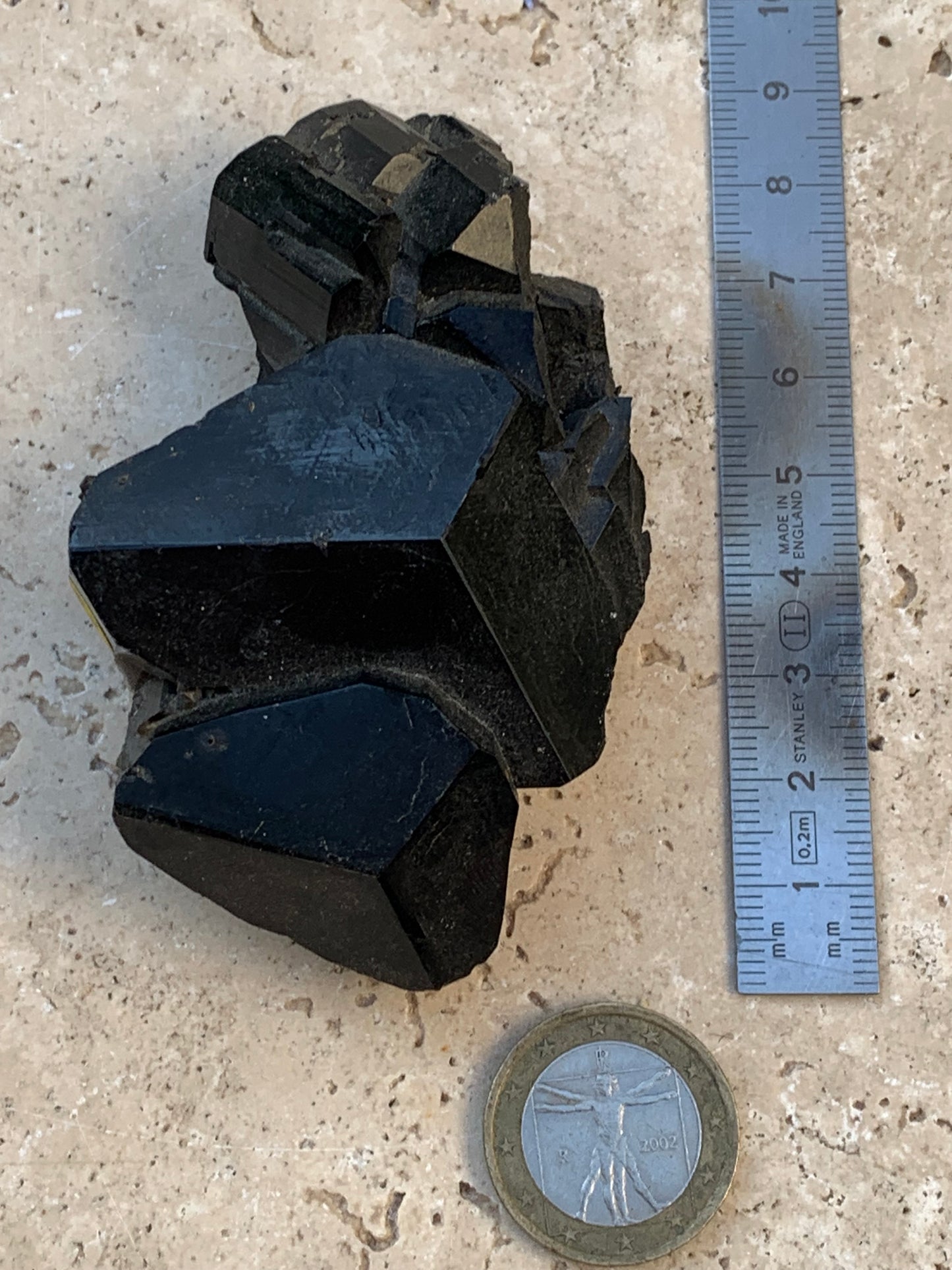 Tourmaline noire, spécimen naturel, macle de 83 x 53 x 32 mm - 166,8 grammes. Une très belle pièce avec plusieurs têtes à 3 faces !