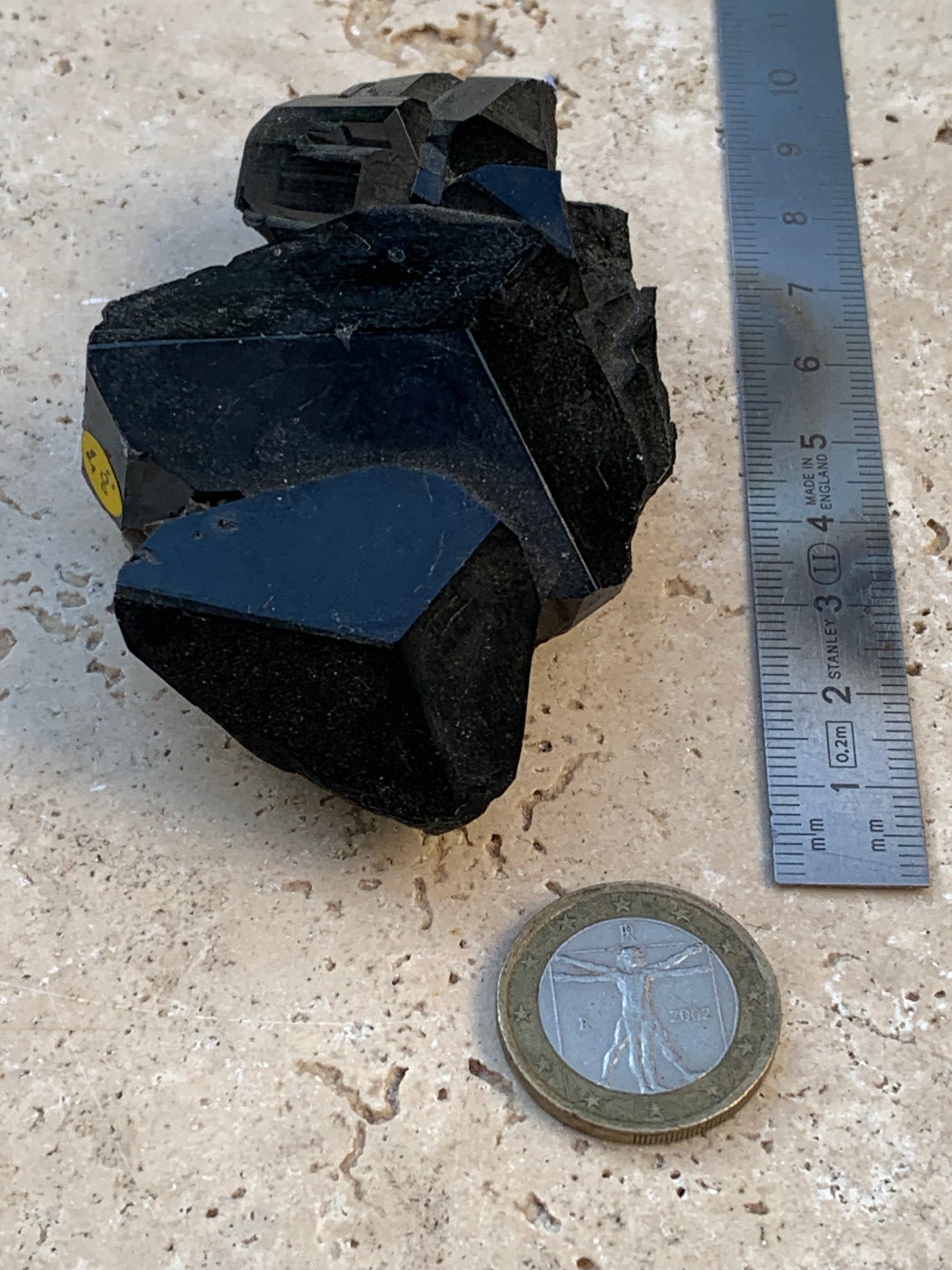 Tourmaline noire, spécimen naturel, macle de 83 x 53 x 32 mm - 166,8 grammes. Une très belle pièce avec plusieurs têtes à 3 faces !