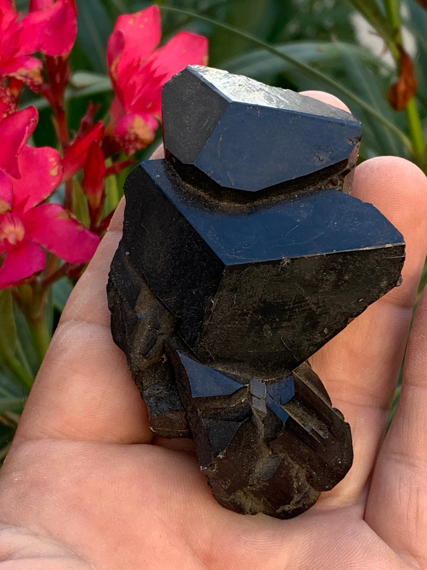 Tourmaline noire, spécimen naturel, macle de 83 x 53 x 32 mm - 166,8 grammes. Une très belle pièce avec plusieurs têtes à 3 faces !