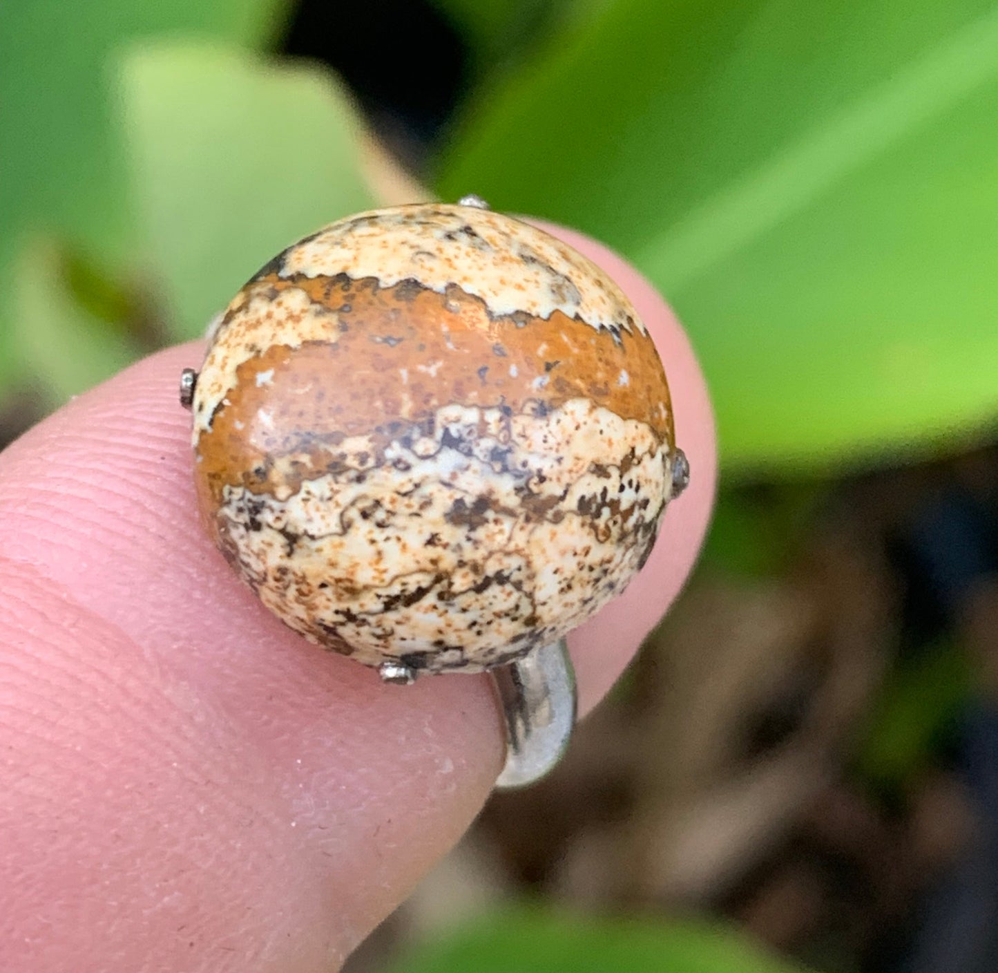 Bague en 'jaspe paysage', non teintée, cabochon en pierre collée sur anneau pré-montée en laiton couleur argent ! Taille réglable d'environ 50 à 60 Fr.