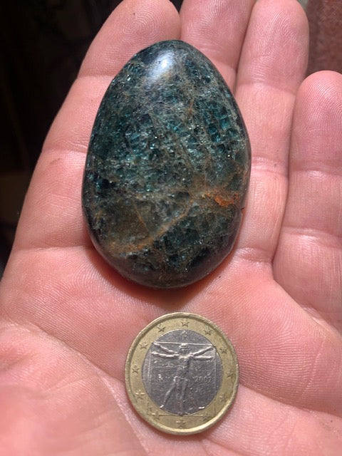 Apatite bleue – Galet/ Pierre plate – 54 × 37 × 18 mm – 62,8 g